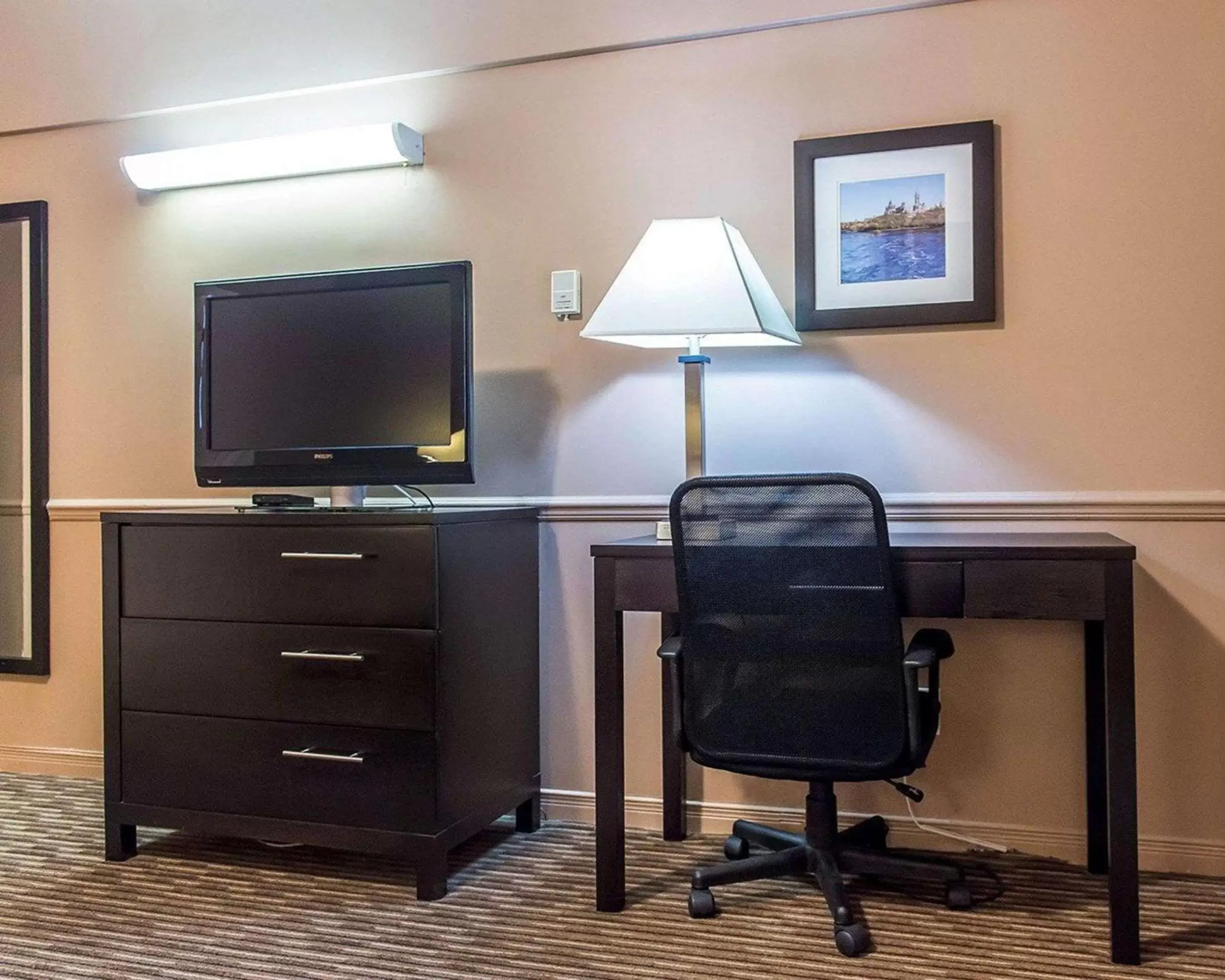 Photo of the whole room, TV/Entertainment Center in Econo Lodge Downtown Ottawa