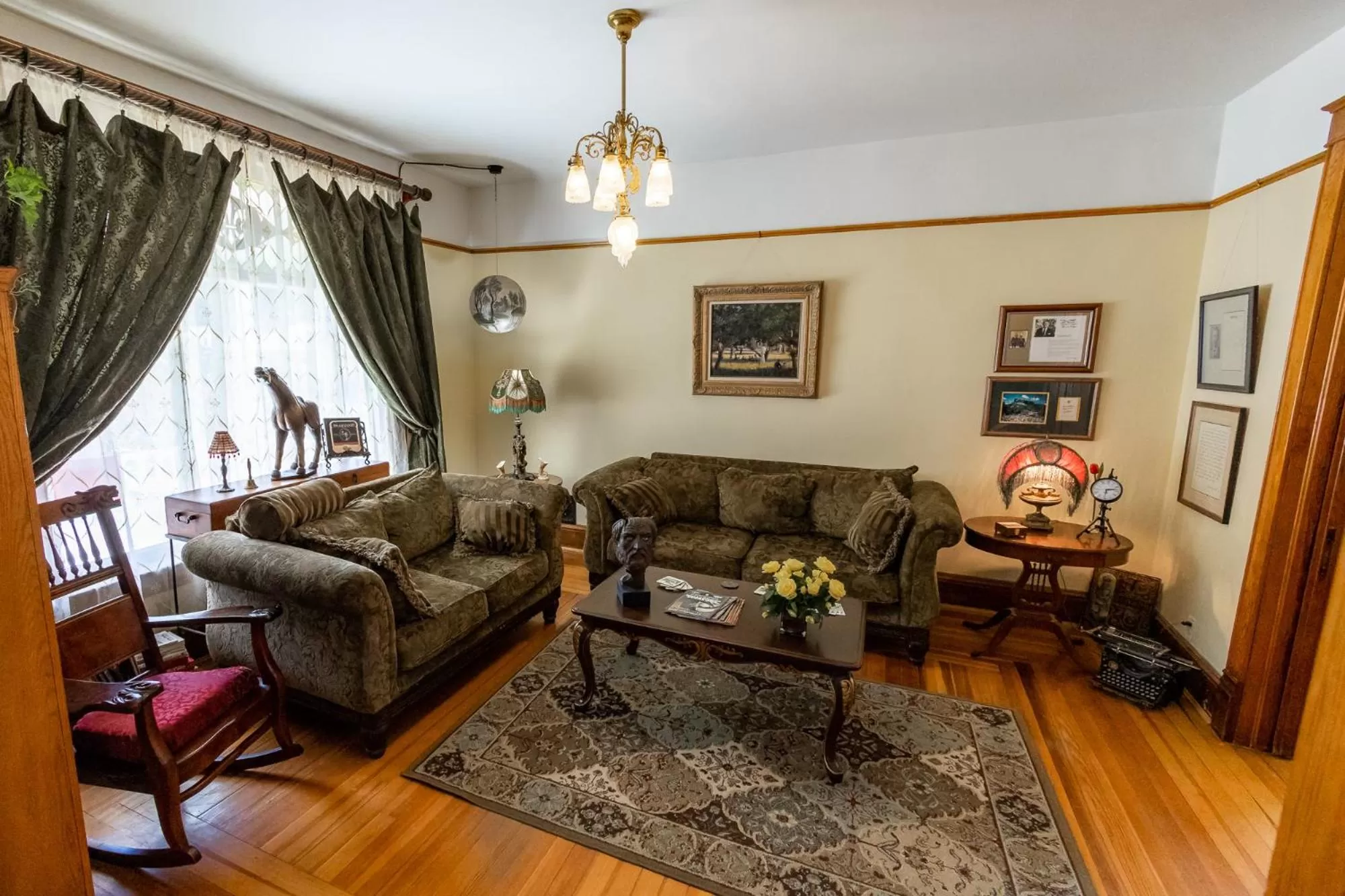 Living room, Seating Area in 1899 Inn