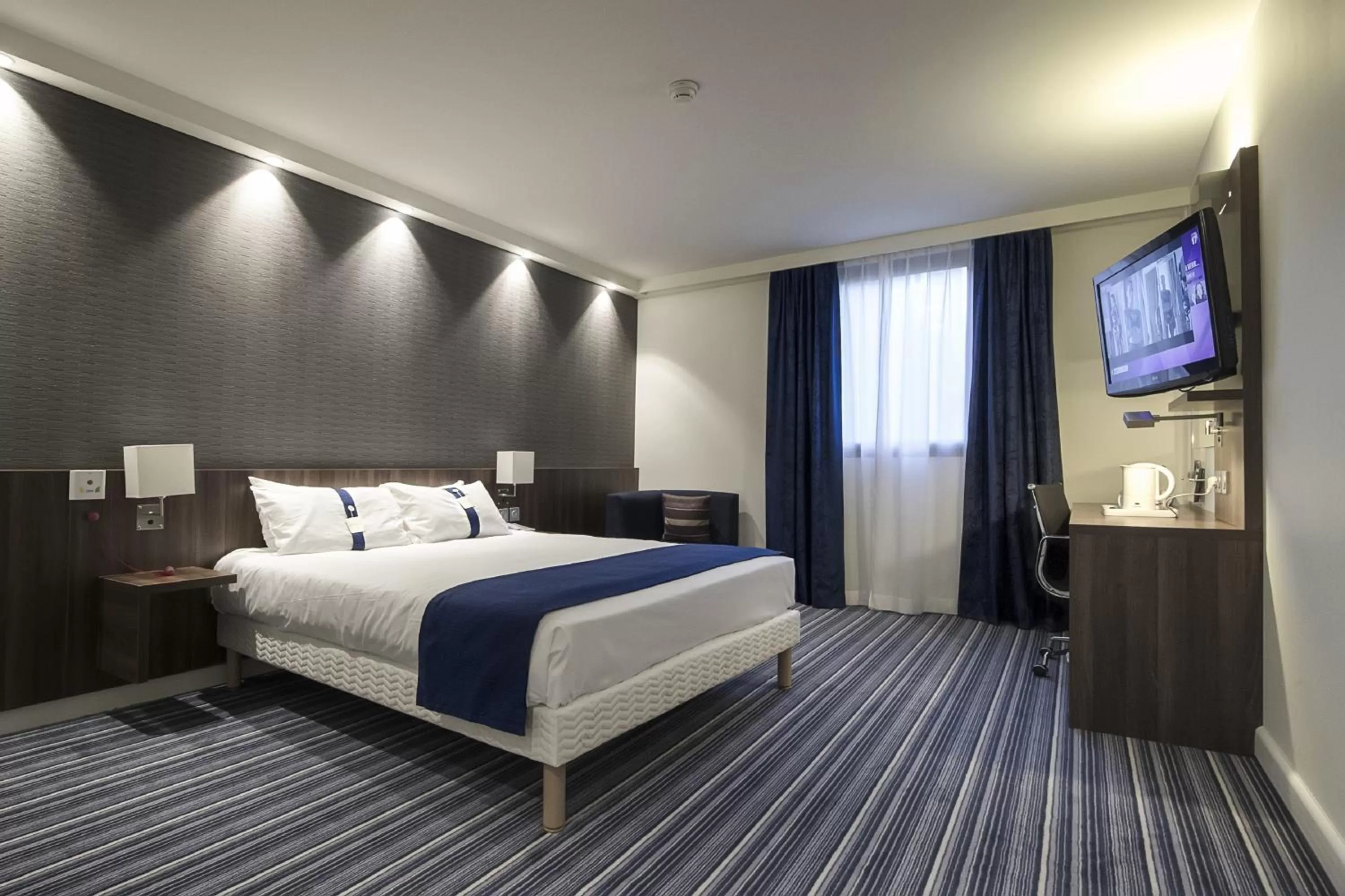 Photo of the whole room, Bed in Holiday Inn Express Lille Centre by IHG