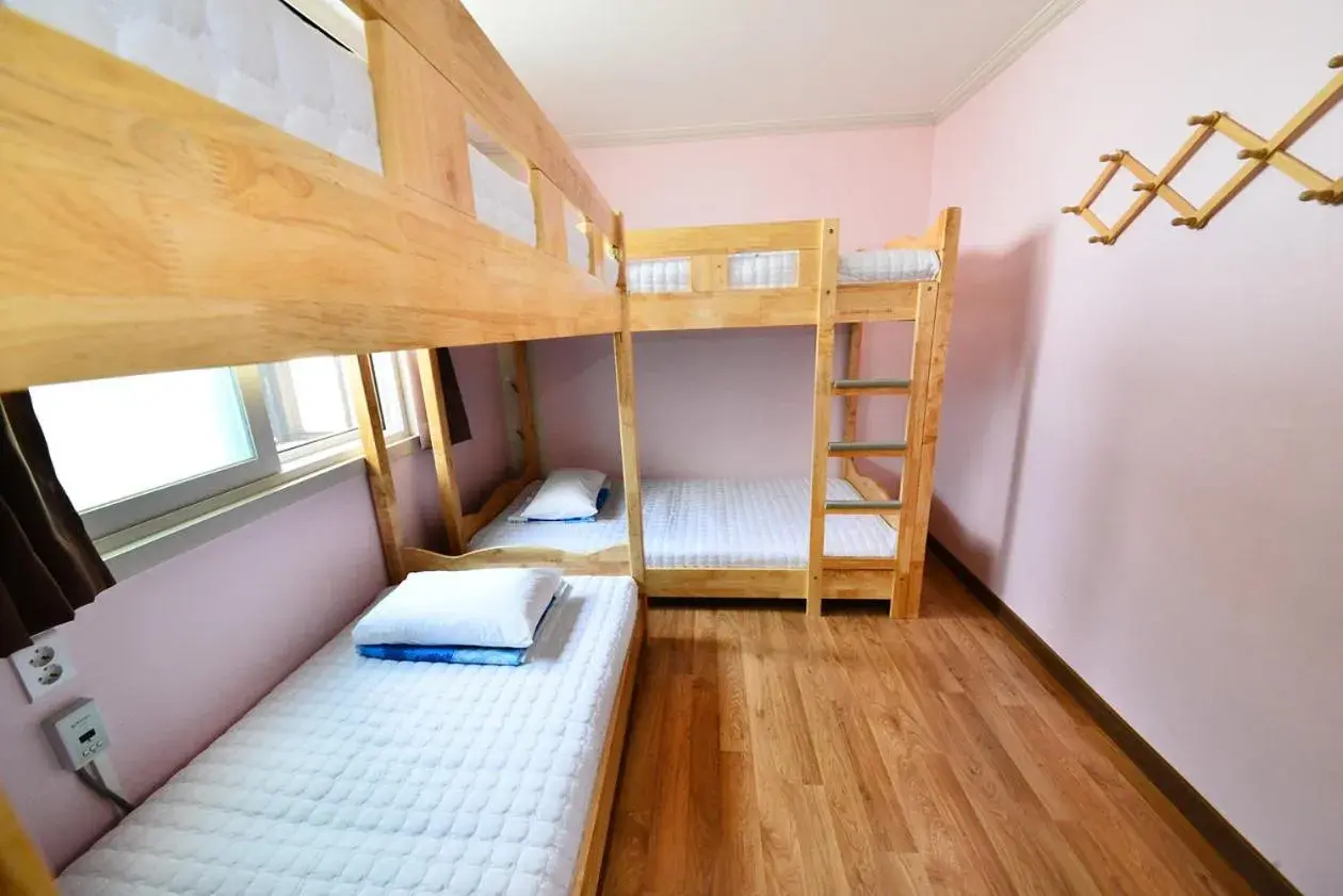 Bedroom, Bunk Bed in Gyeongju Namu Guesthouse