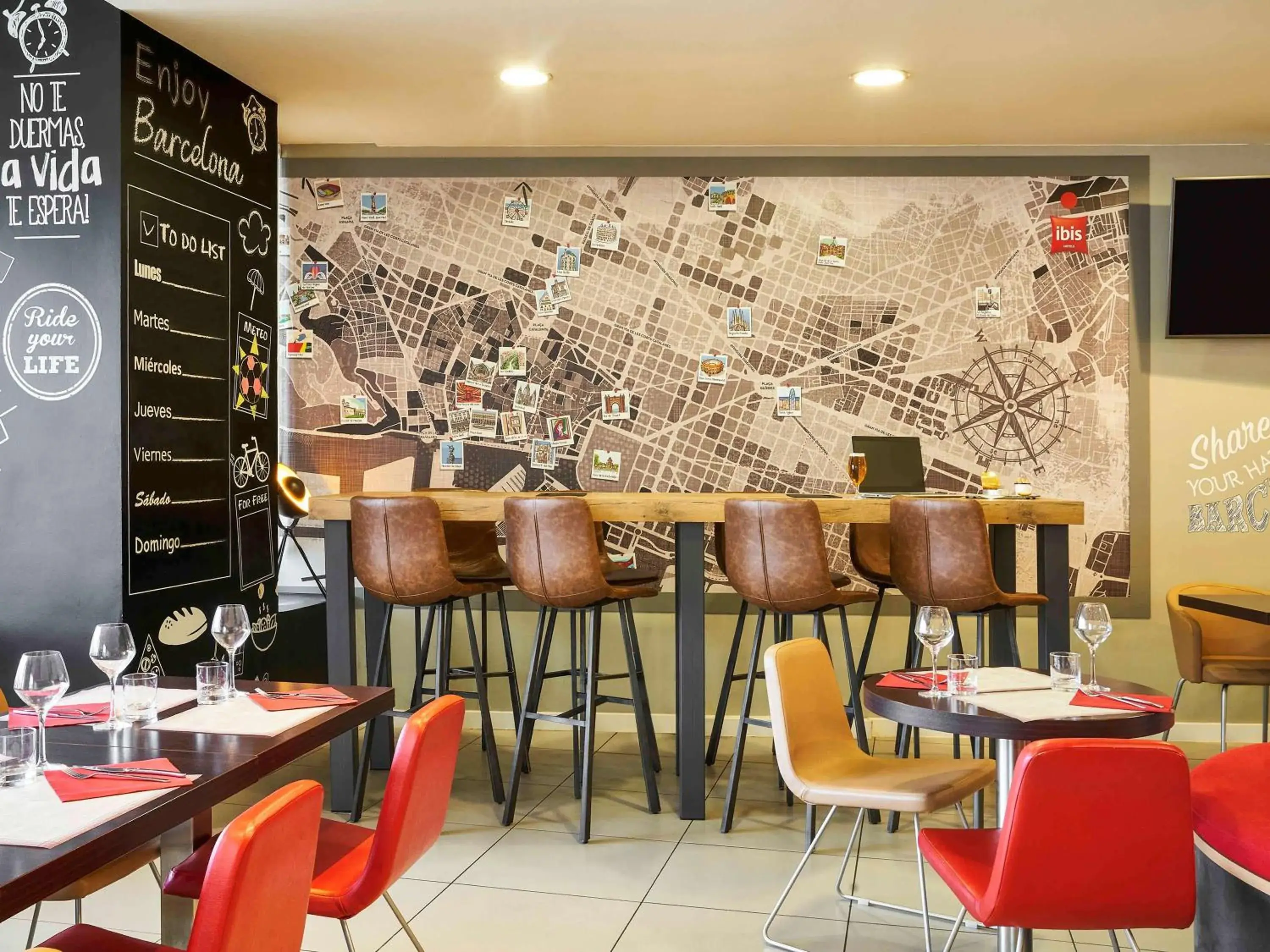 Property building, Restaurant/Places to Eat in Ibis Barcelona Meridiana