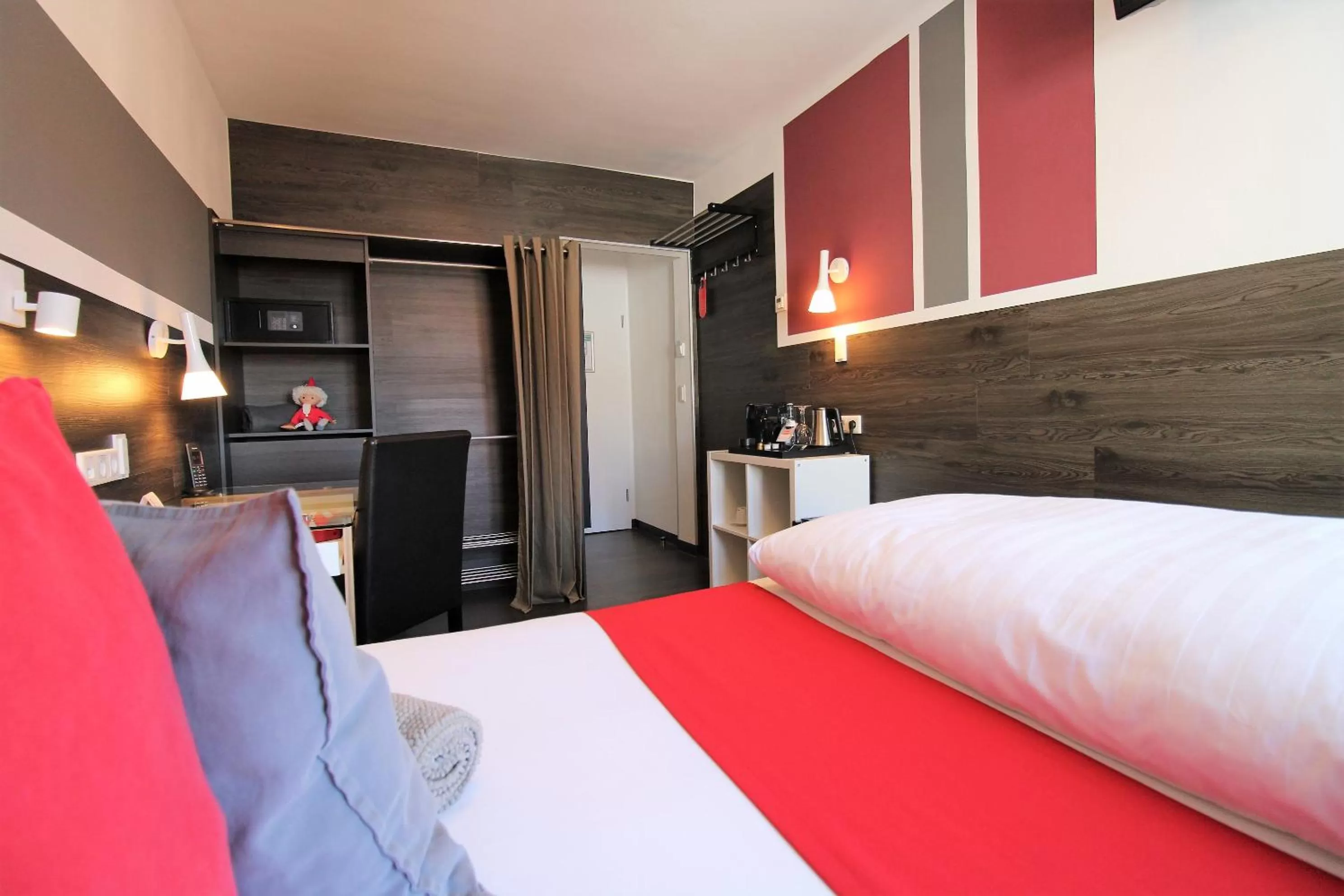 Photo of the whole room, Bed in MY HOME Hotel Lamm Rottweil "Smart Home"