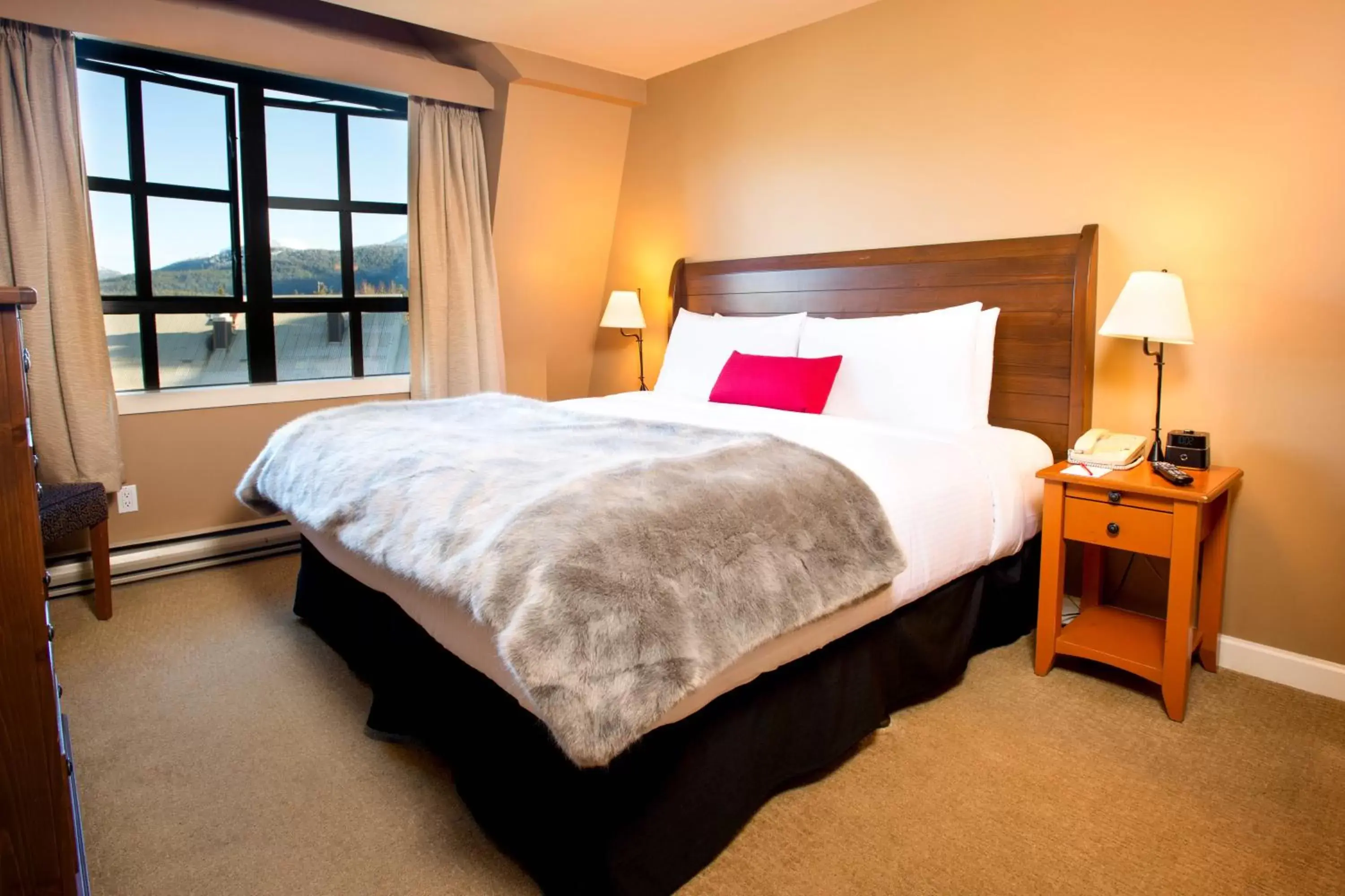 Bedroom, Bed in Sundial Hotel