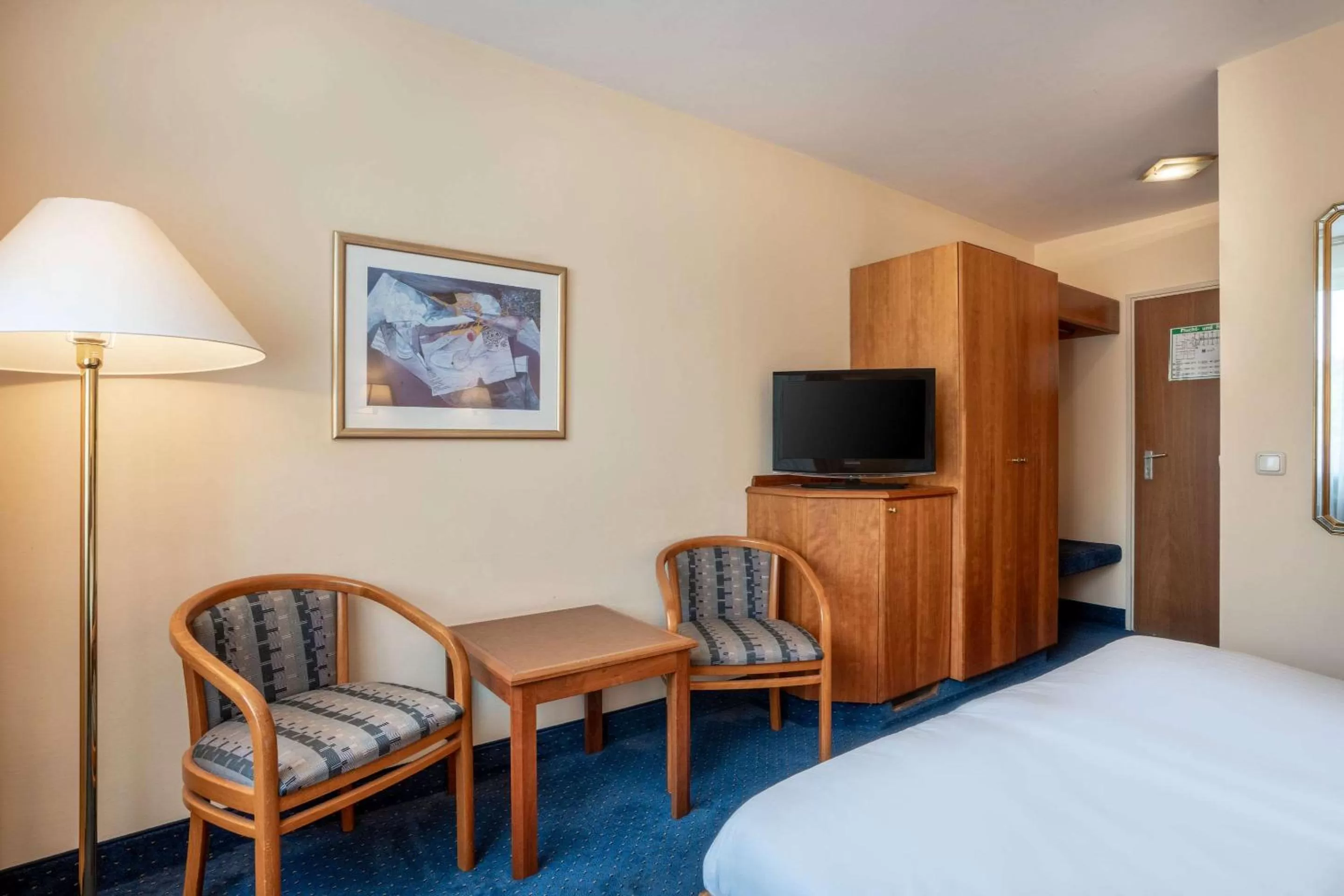 Bedroom, TV/Entertainment Center in Styles Hotel Unterföhring