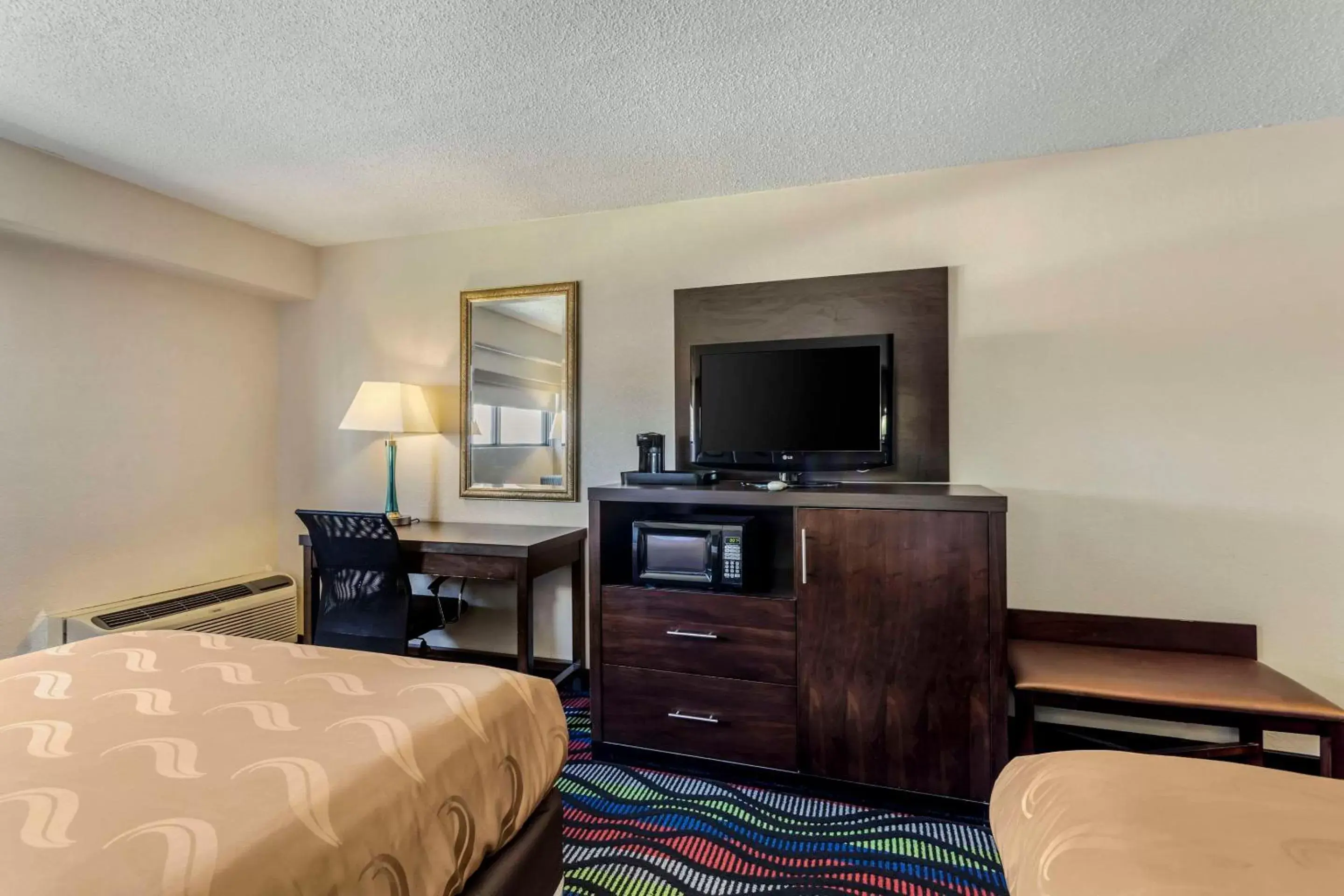 Bedroom, TV/Entertainment Center in Quality Inn Cookeville