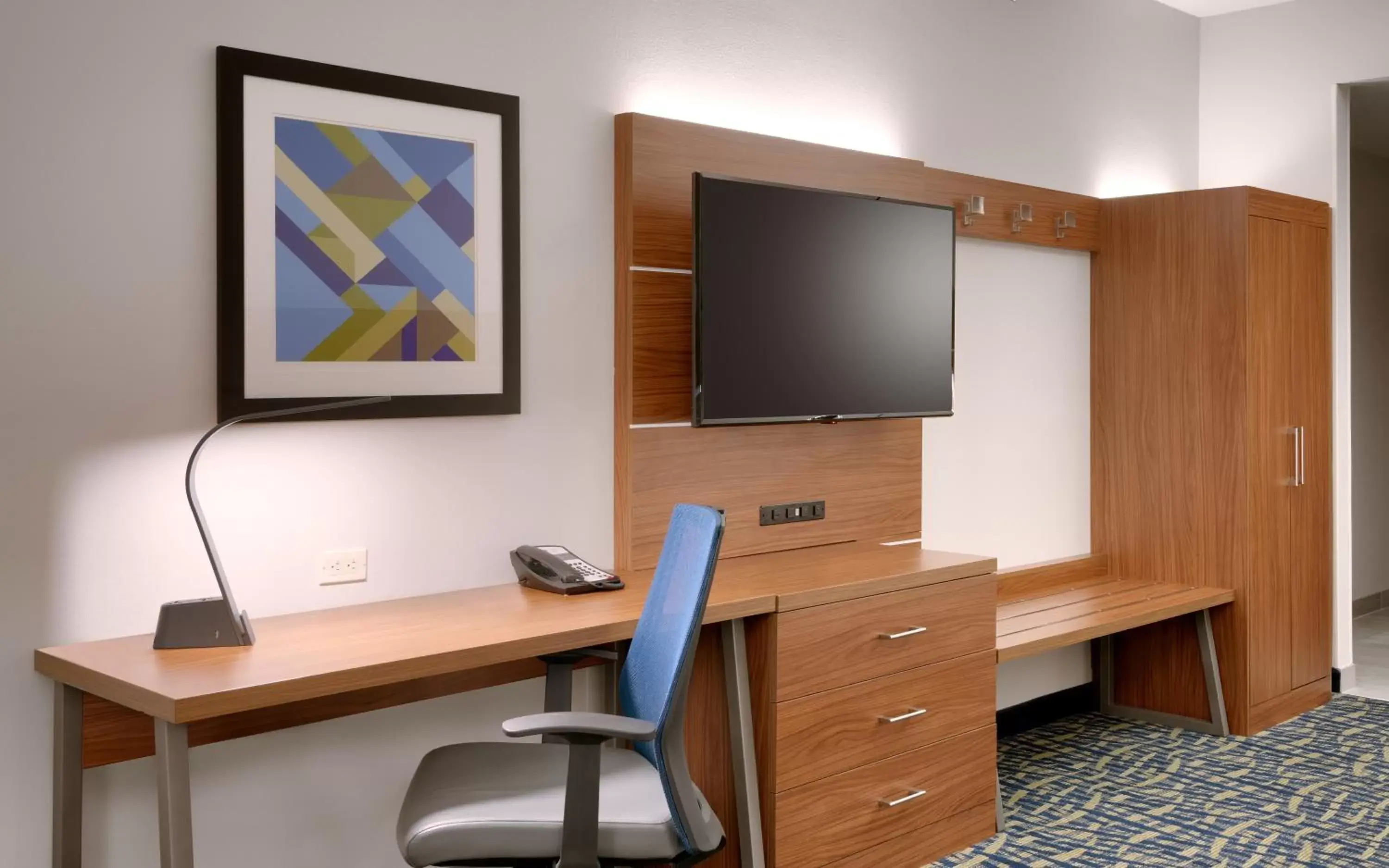 Bedroom, TV/Entertainment Center in Holiday Inn Express & Suites - Gainesville I-75, an IHG Hotel