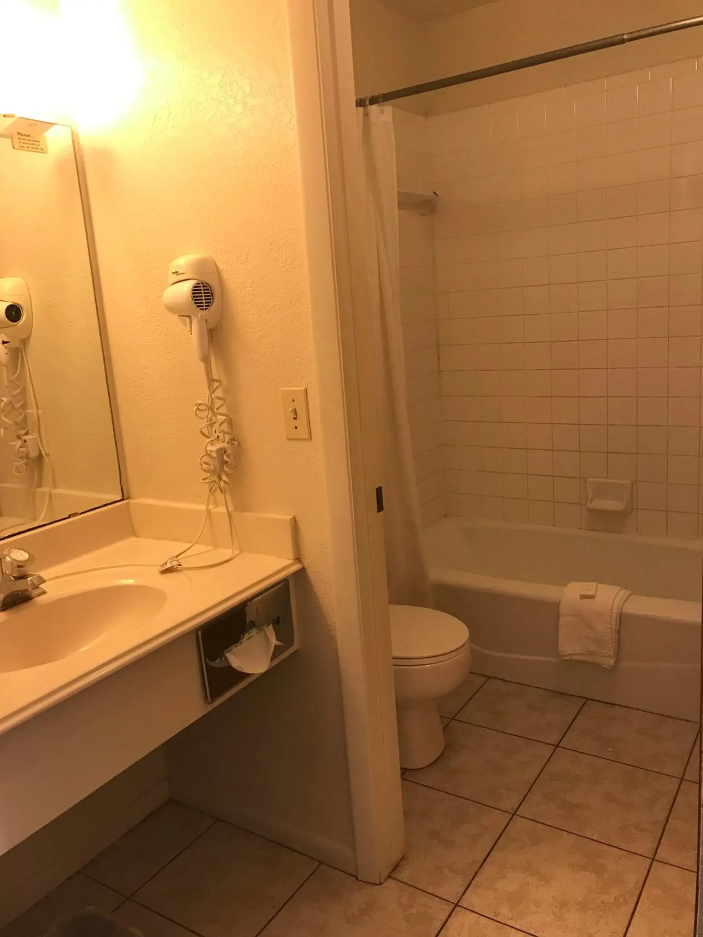 Bathroom in Sunset Inn and Suites