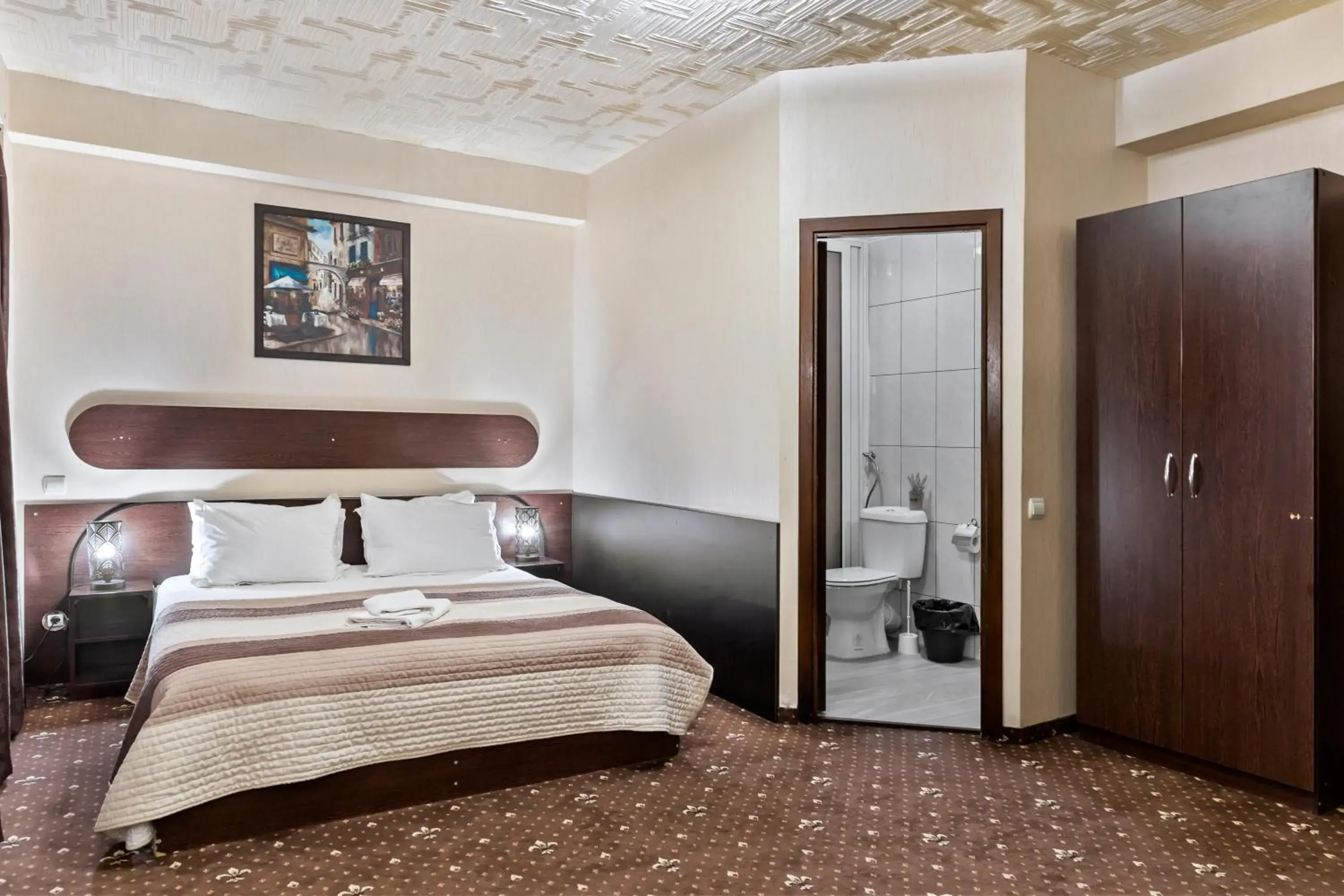 Bed in Hotel Charter Otopeni