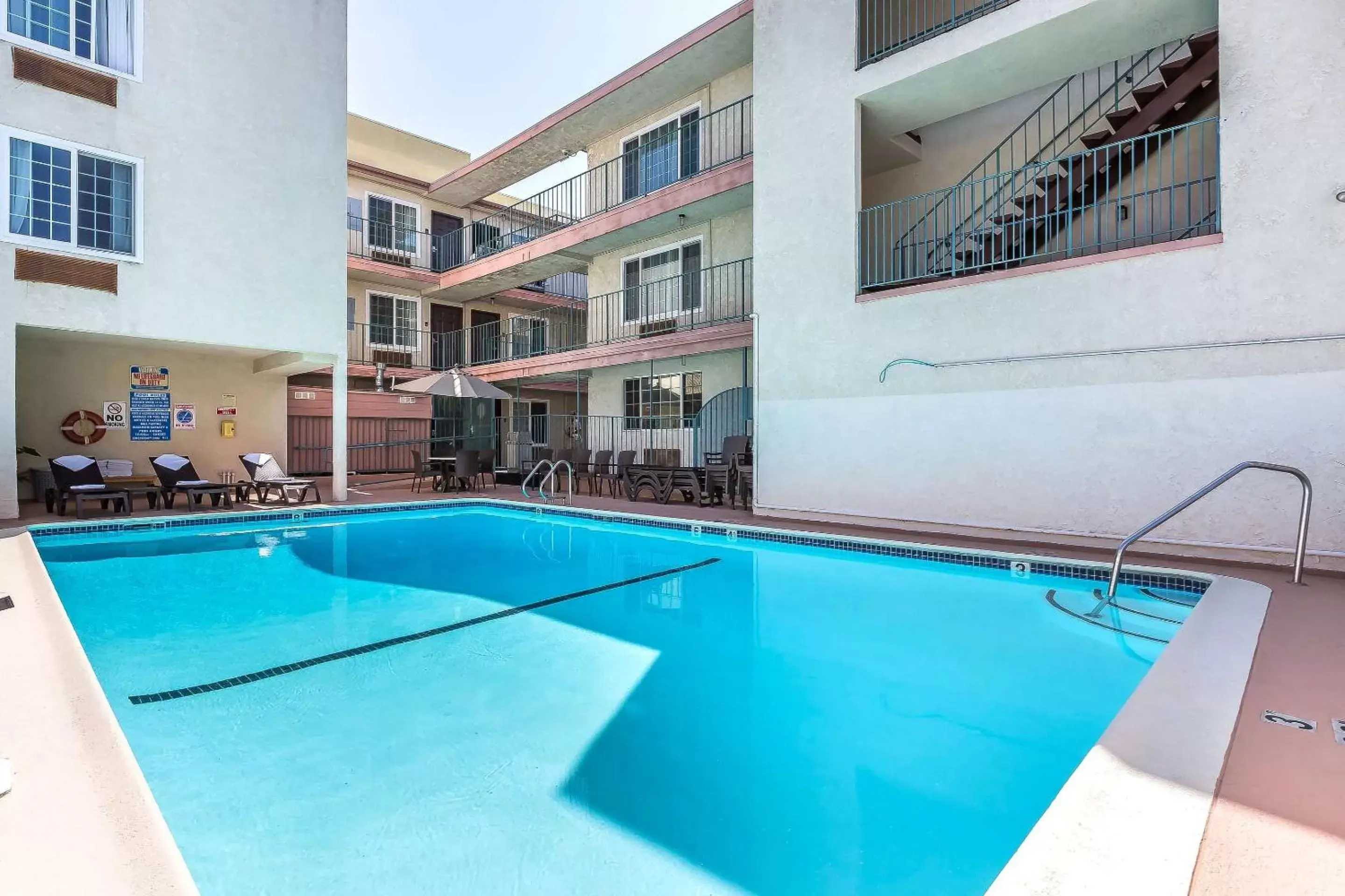 On site, Swimming Pool in Comfort Inn Santa Monica - West Los Angeles