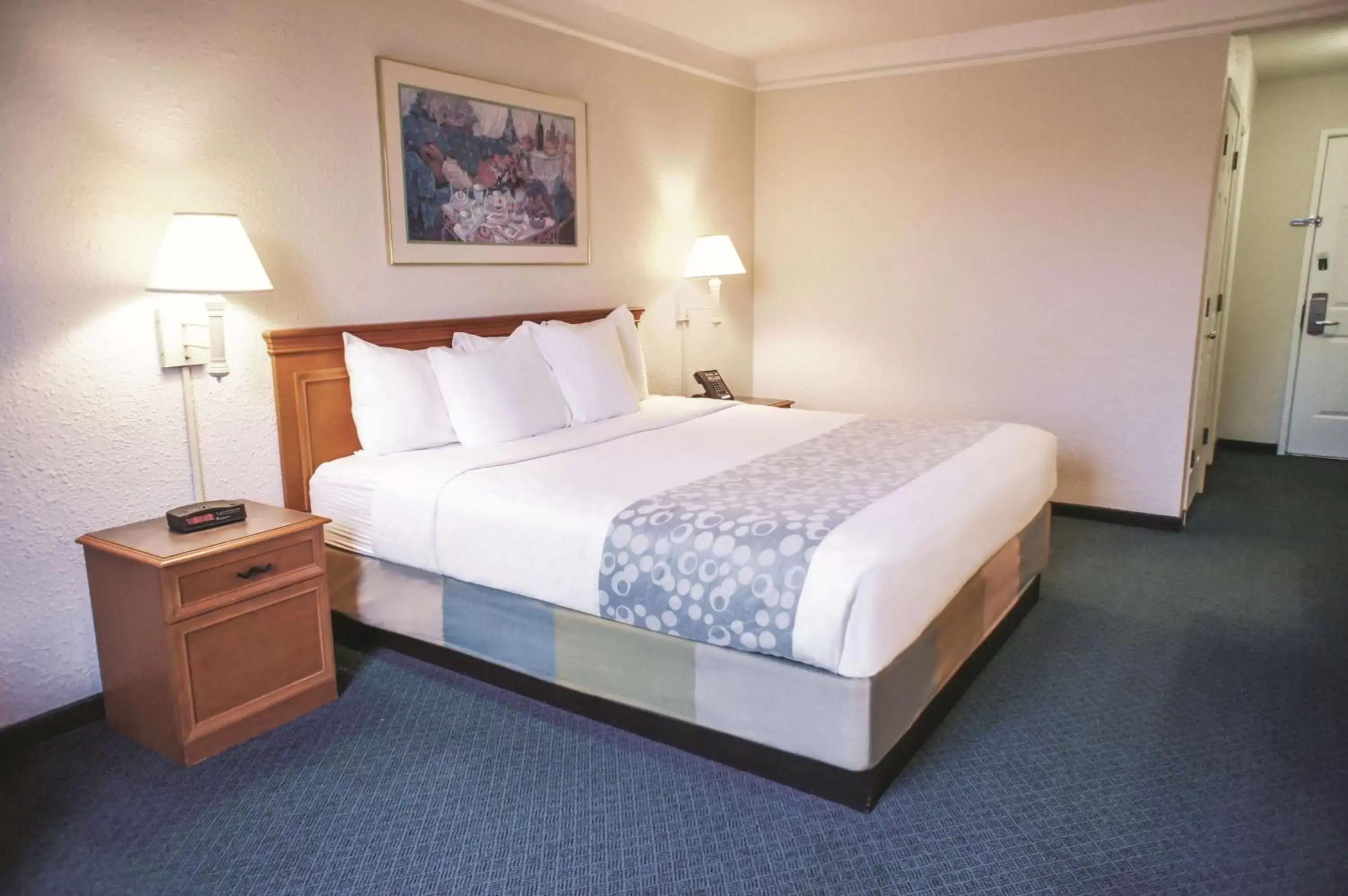 Photo of the whole room, Bed in La Quinta Inn by Wyndham Moline Airport