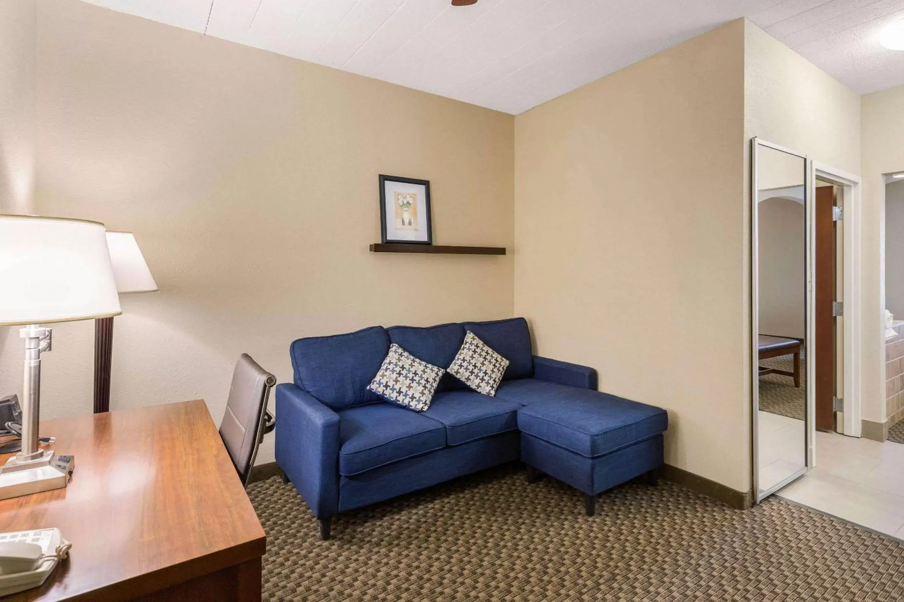 Bedroom, Seating Area in Comfort Suites Columbia Gateway