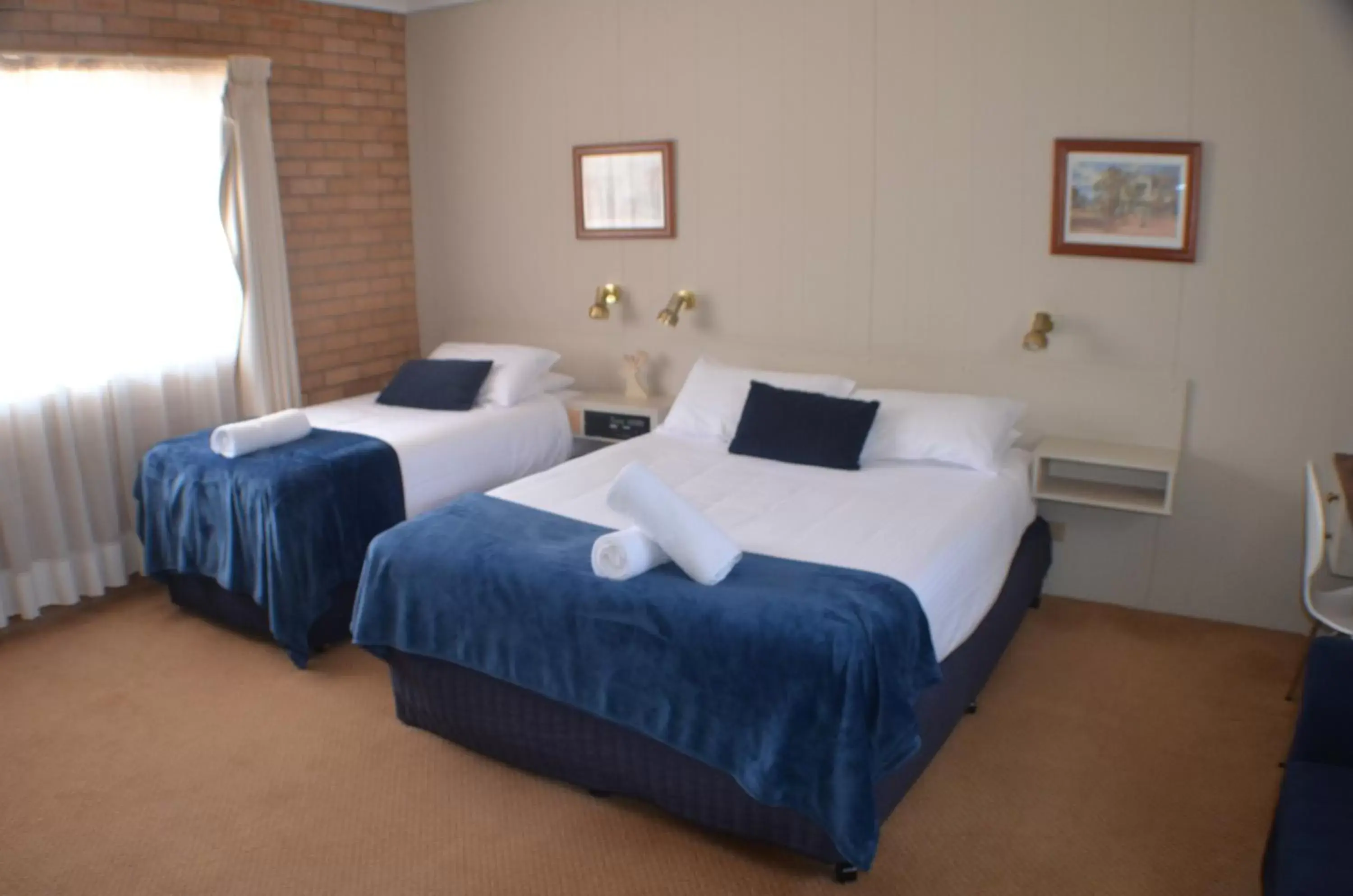 Bedroom, Bed in Deer Park Motor Inn Armidale