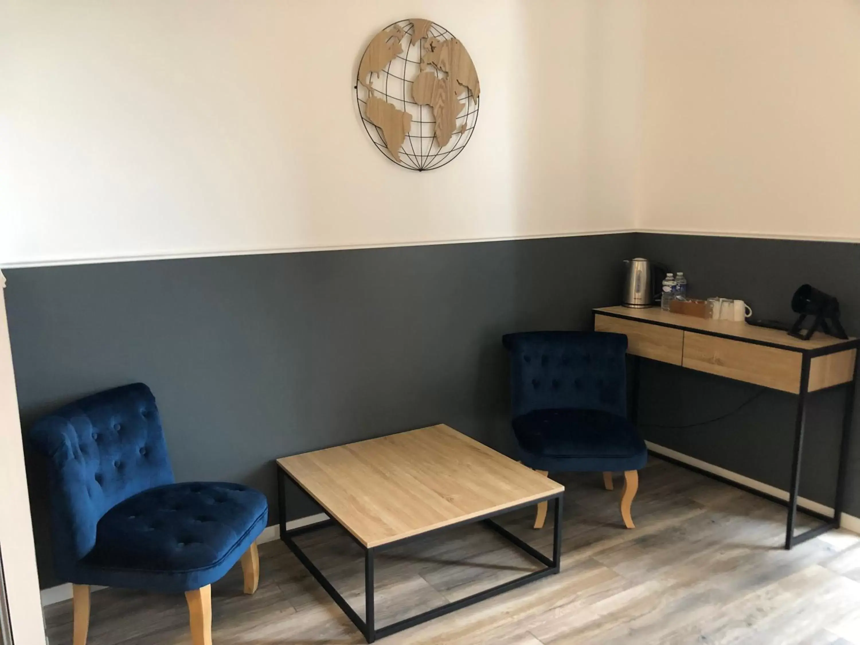 Coffee/tea facilities, Seating Area in CHAMBRES D'HOTES DANS DOMAINE DE CHARME A EPERNAY