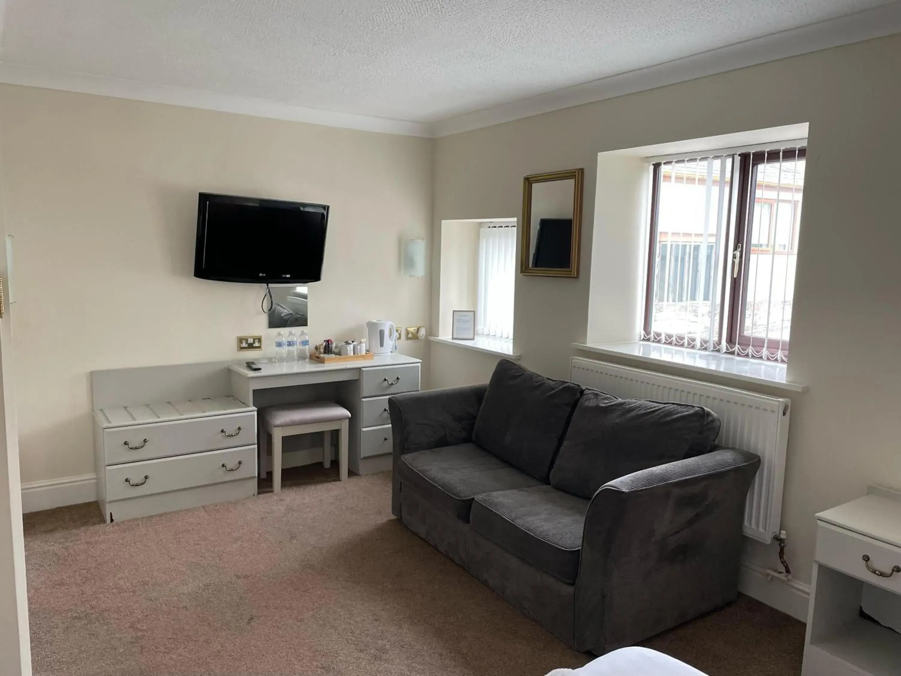 Bedroom, Seating Area in Mountain Park Hotel