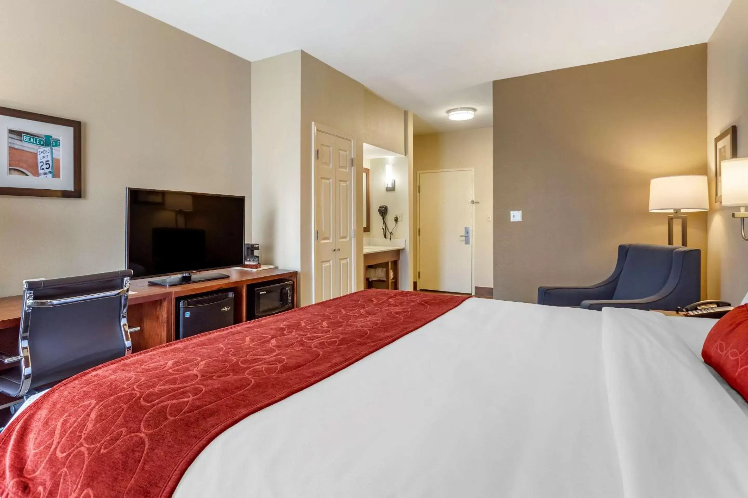 Photo of the whole room, Bed in Comfort Suites Cordova