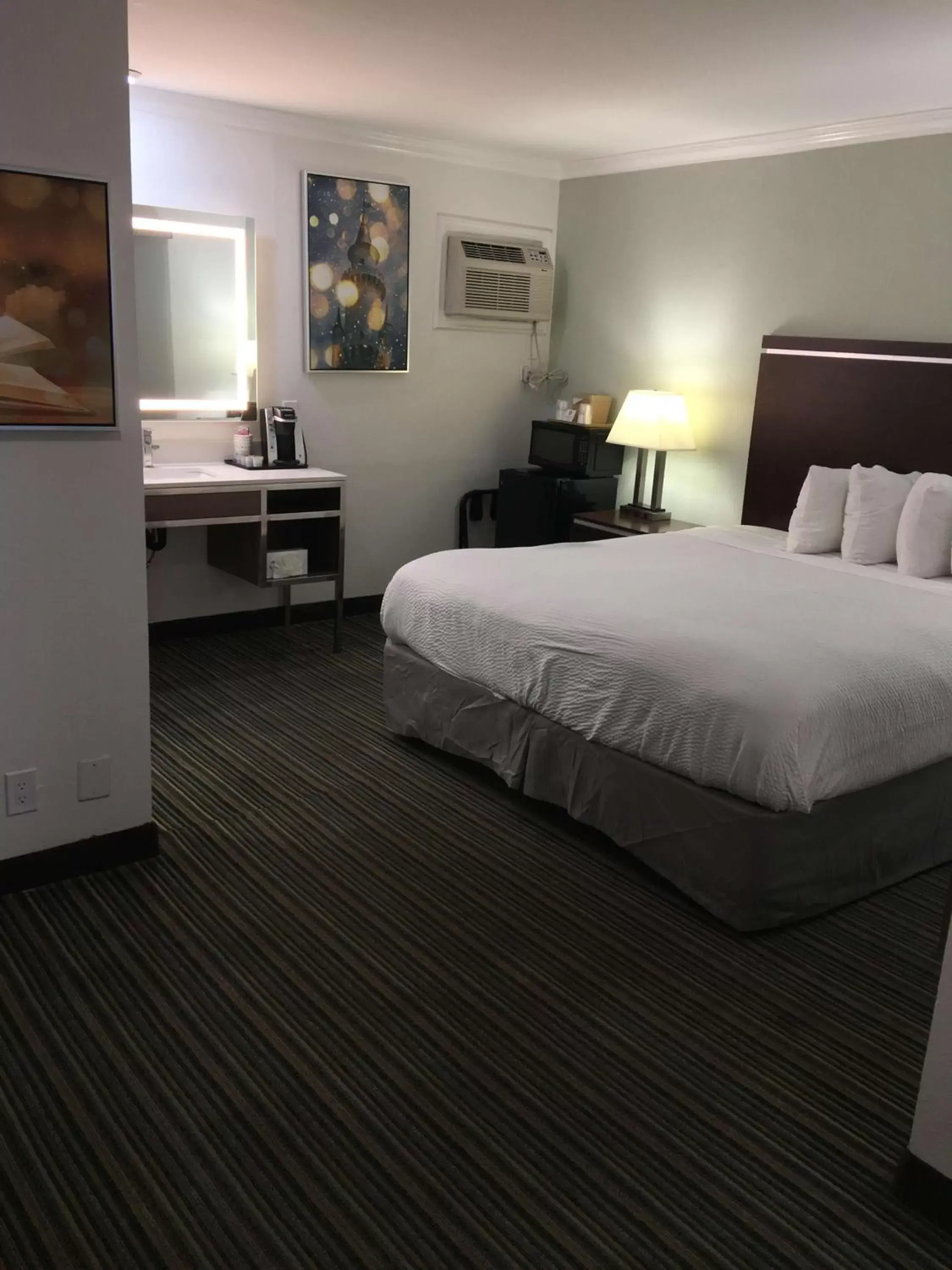 Bedroom, Bed in Best Western Courtesy Inn - Anaheim Park Hotel