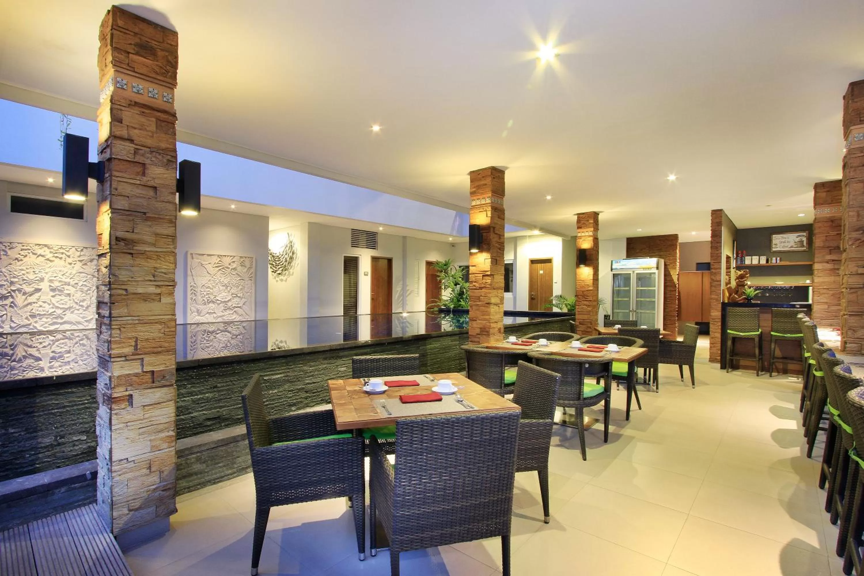 Restaurant/places to eat in Puri Padma Hotel