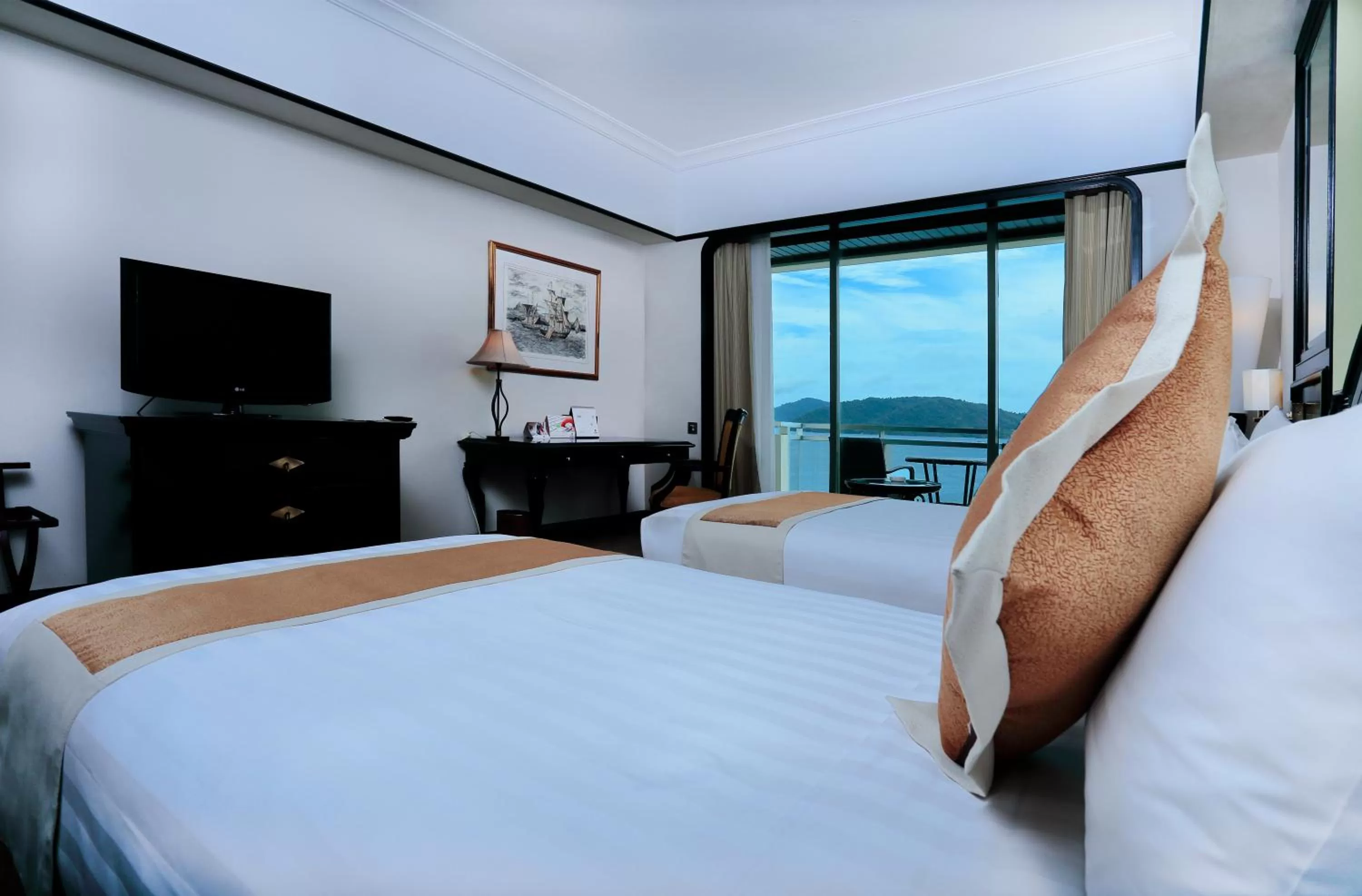 Bedroom, Bed in The Pacific Sutera Hotel