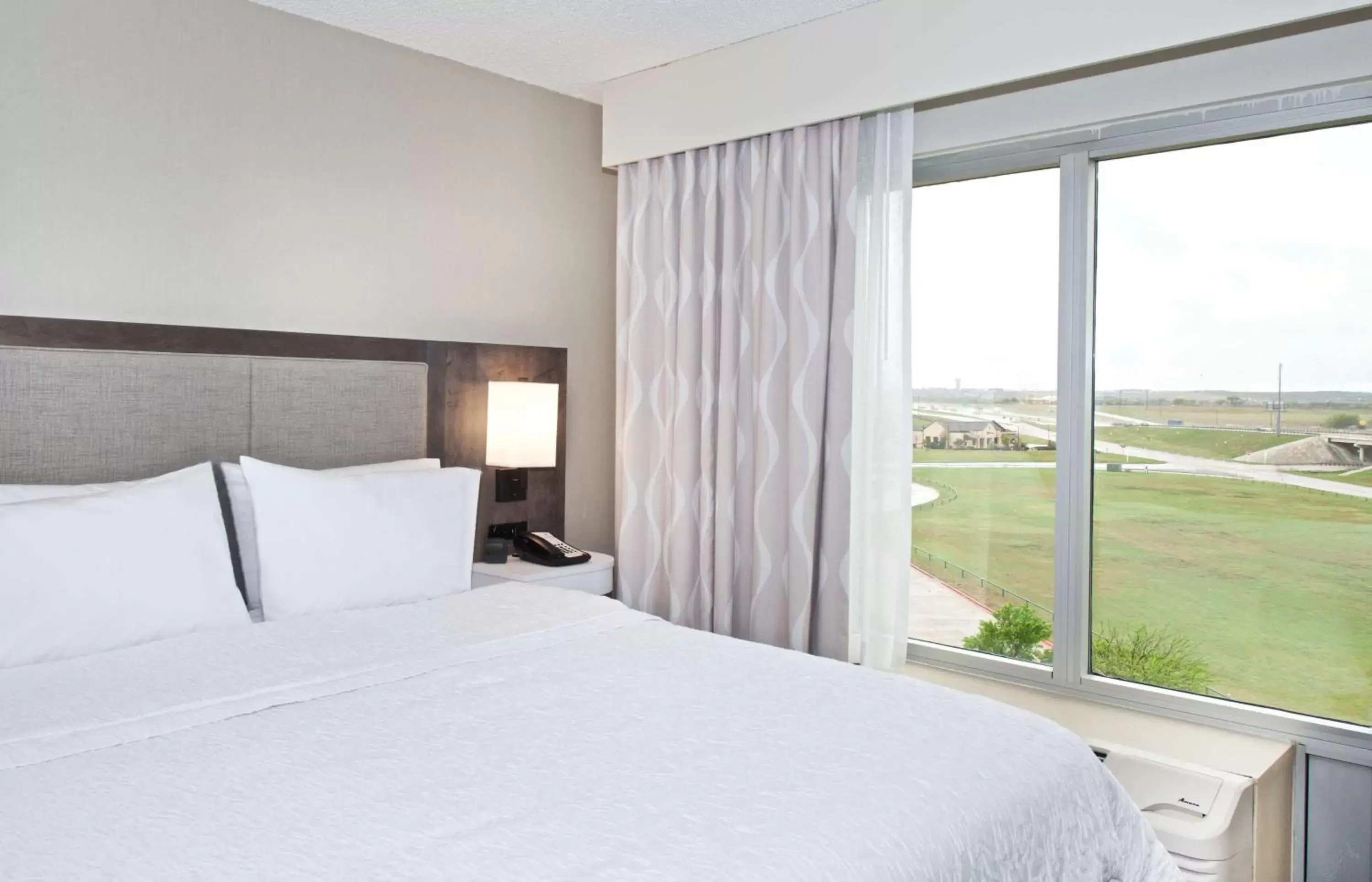 Bed in Hampton Inn & Suites N Ft Worth-Alliance Airport