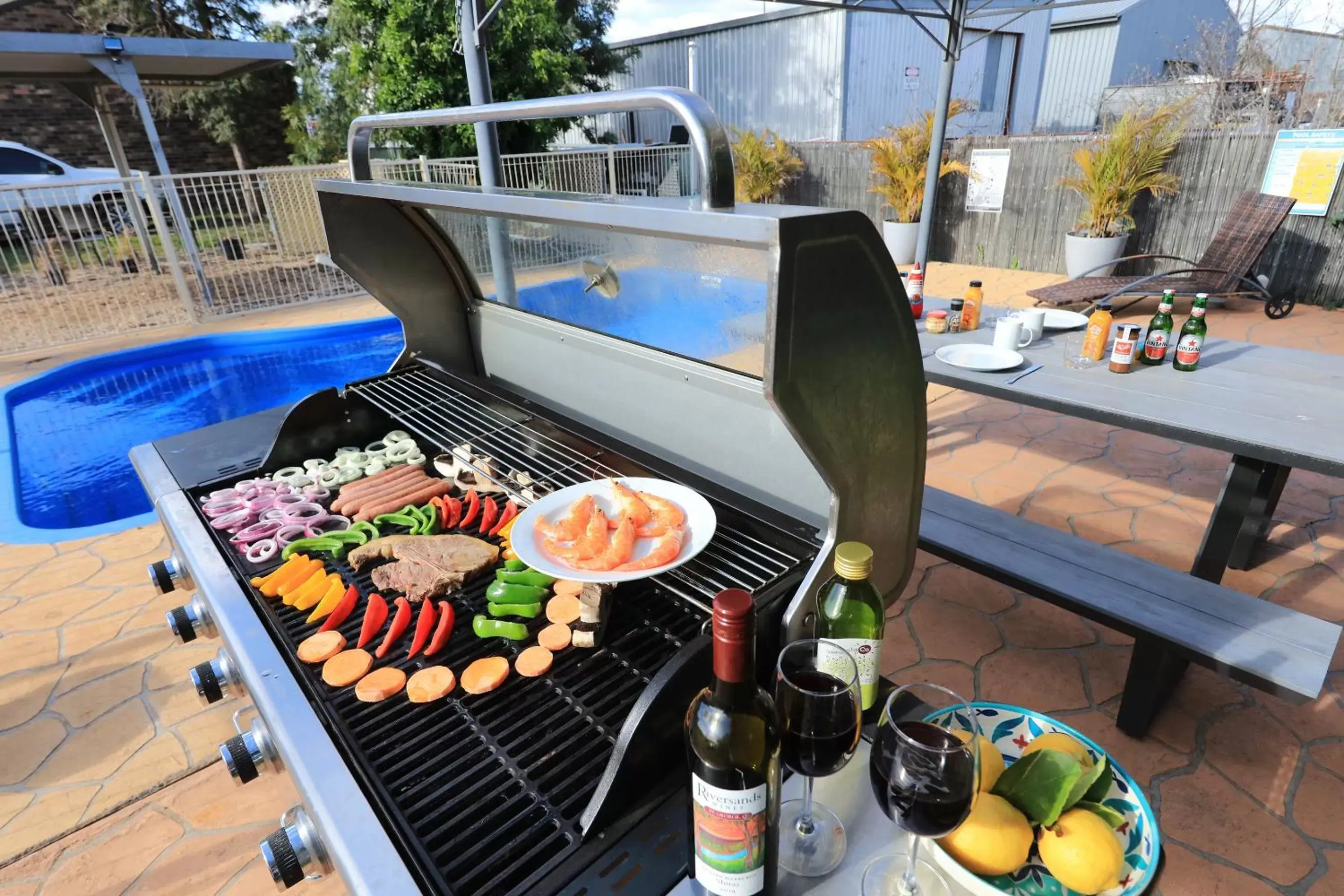 BBQ facilities, Pool View in Castlereagh Lodge Motel