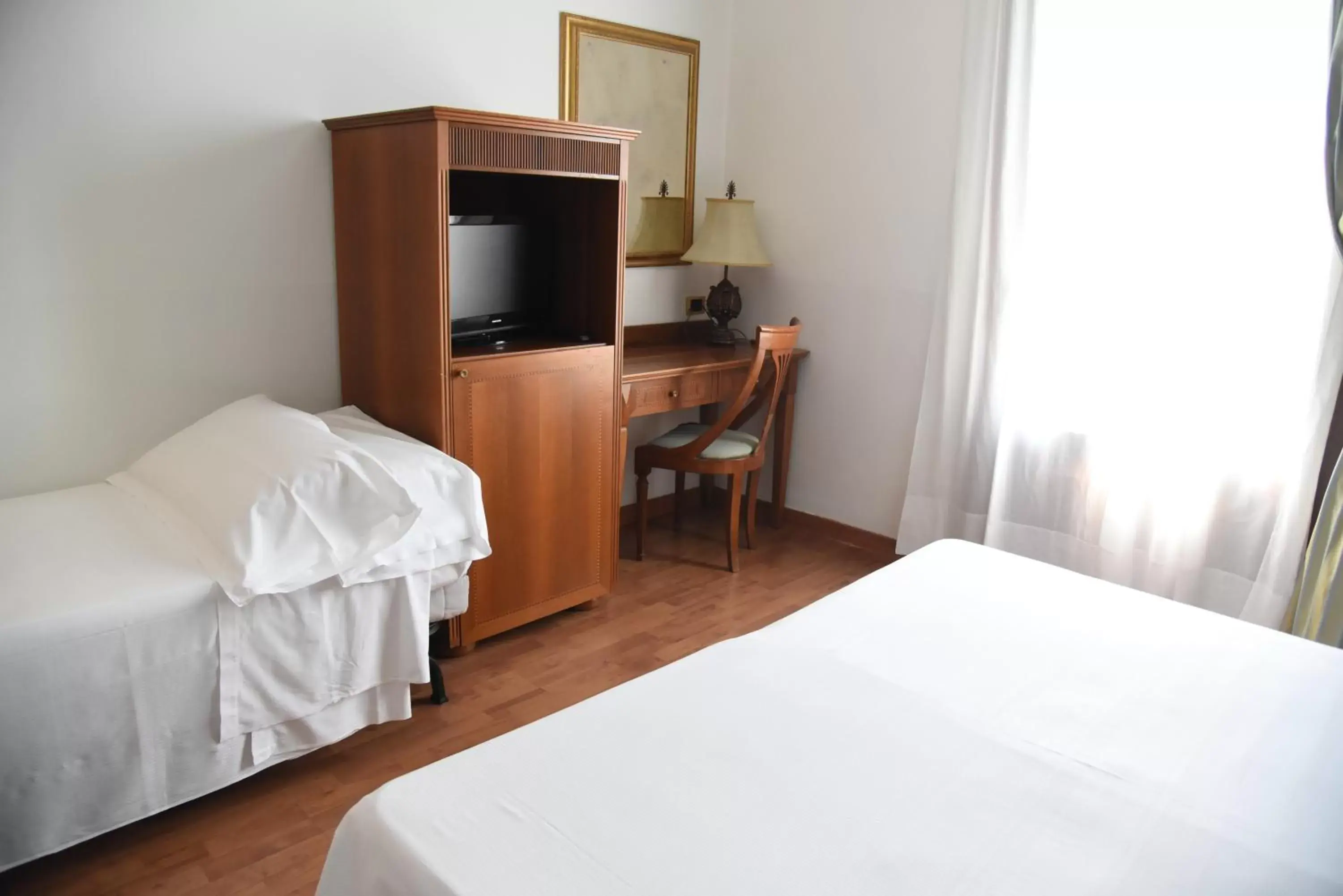 Bed, TV/Entertainment Center in HOTEL DUCA D'AOSTA