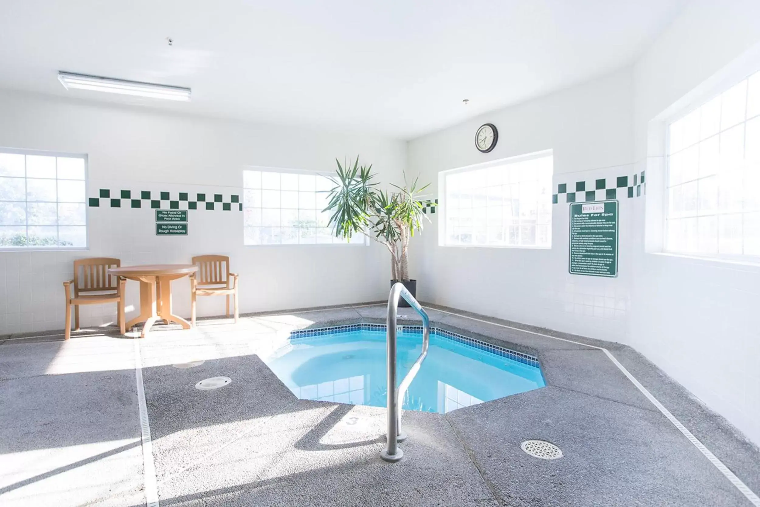 Area and facilities, Swimming Pool in Red Lion Inn & Suites McMinnville