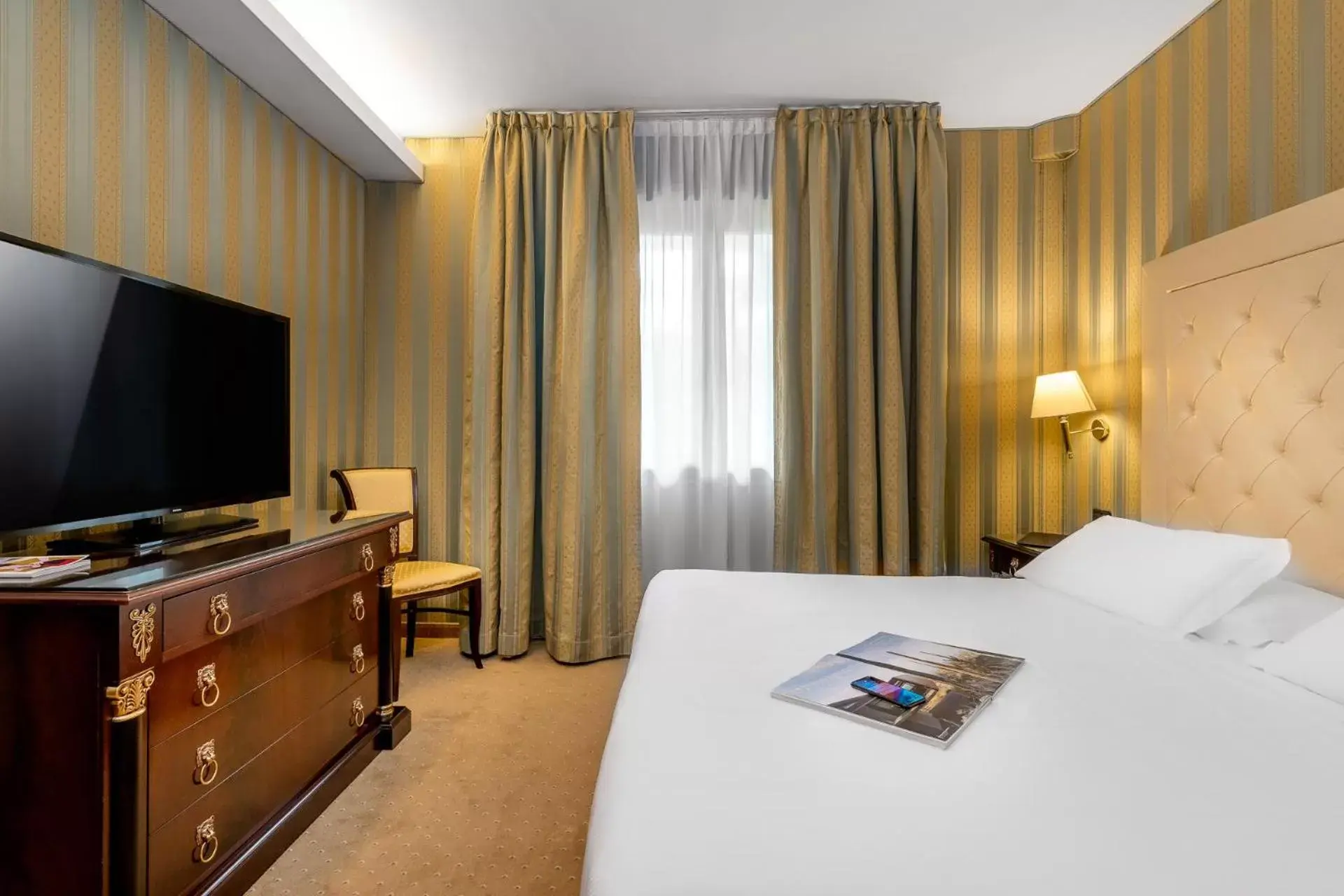 Bed, TV/Entertainment Center in Best Western Cavalieri Della Corona