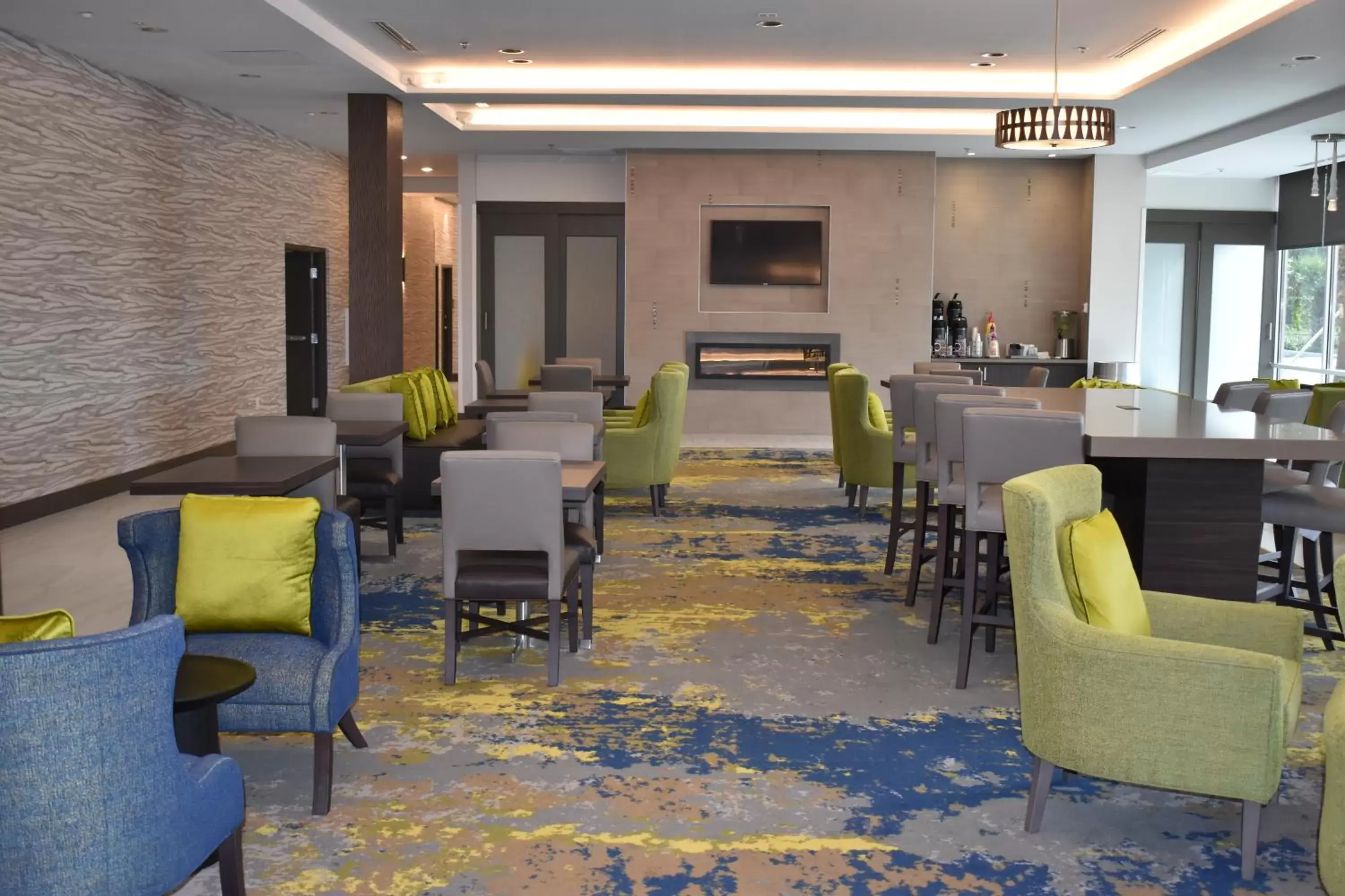 Lobby or reception, Lounge/Bar in La Quinta Inn & Suites by Wyndham Orlando I-Drive Theme Parks
