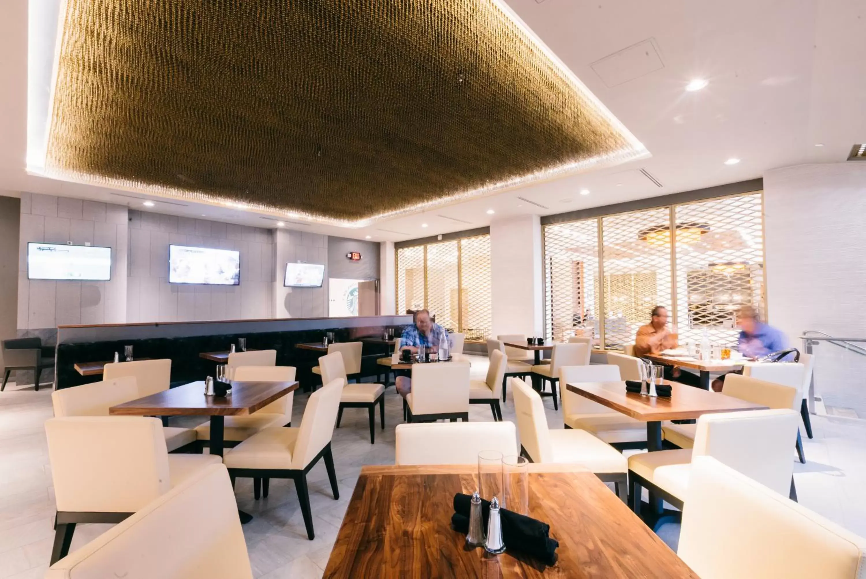 Lounge or bar, Restaurant/Places to Eat in APA Hotel Woodbridge