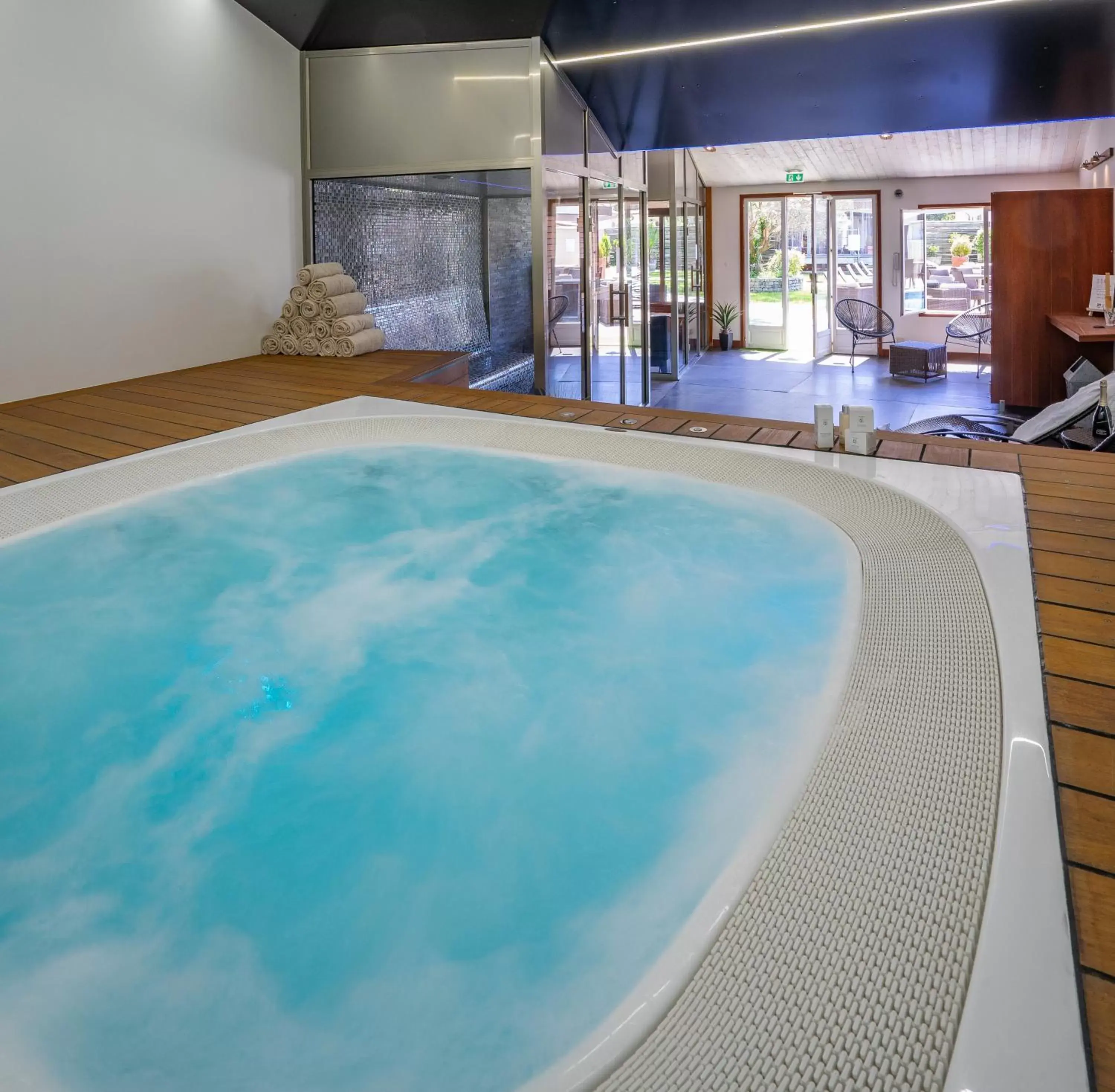 Hot Tub, Swimming Pool in Hôtel Restaurant & Spa Plaisir