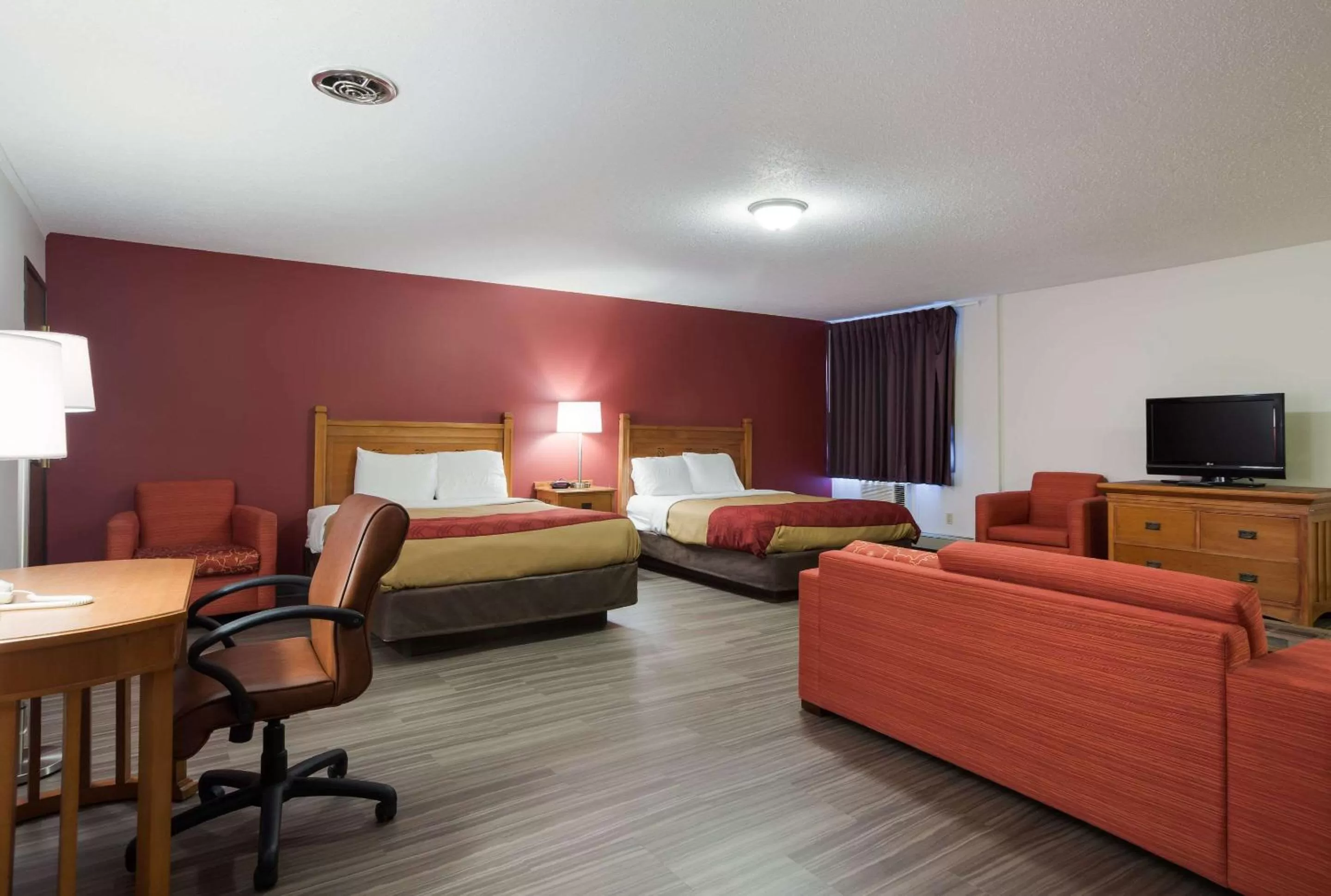 Photo of the whole room, Bed in Econo Lodge Inn & Suites Escanaba North
