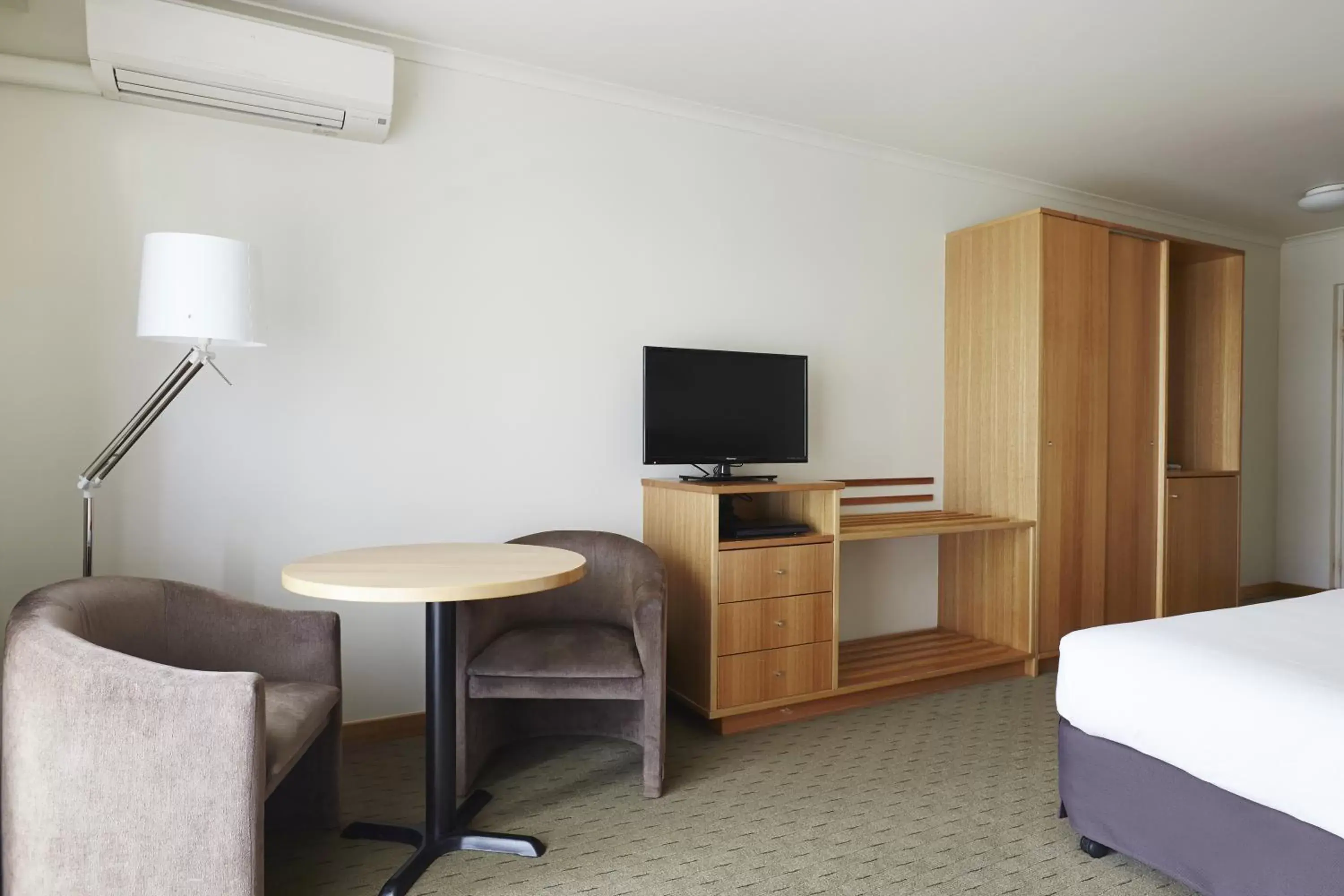 Seating area, TV/Entertainment Center in Bay Beach Motel