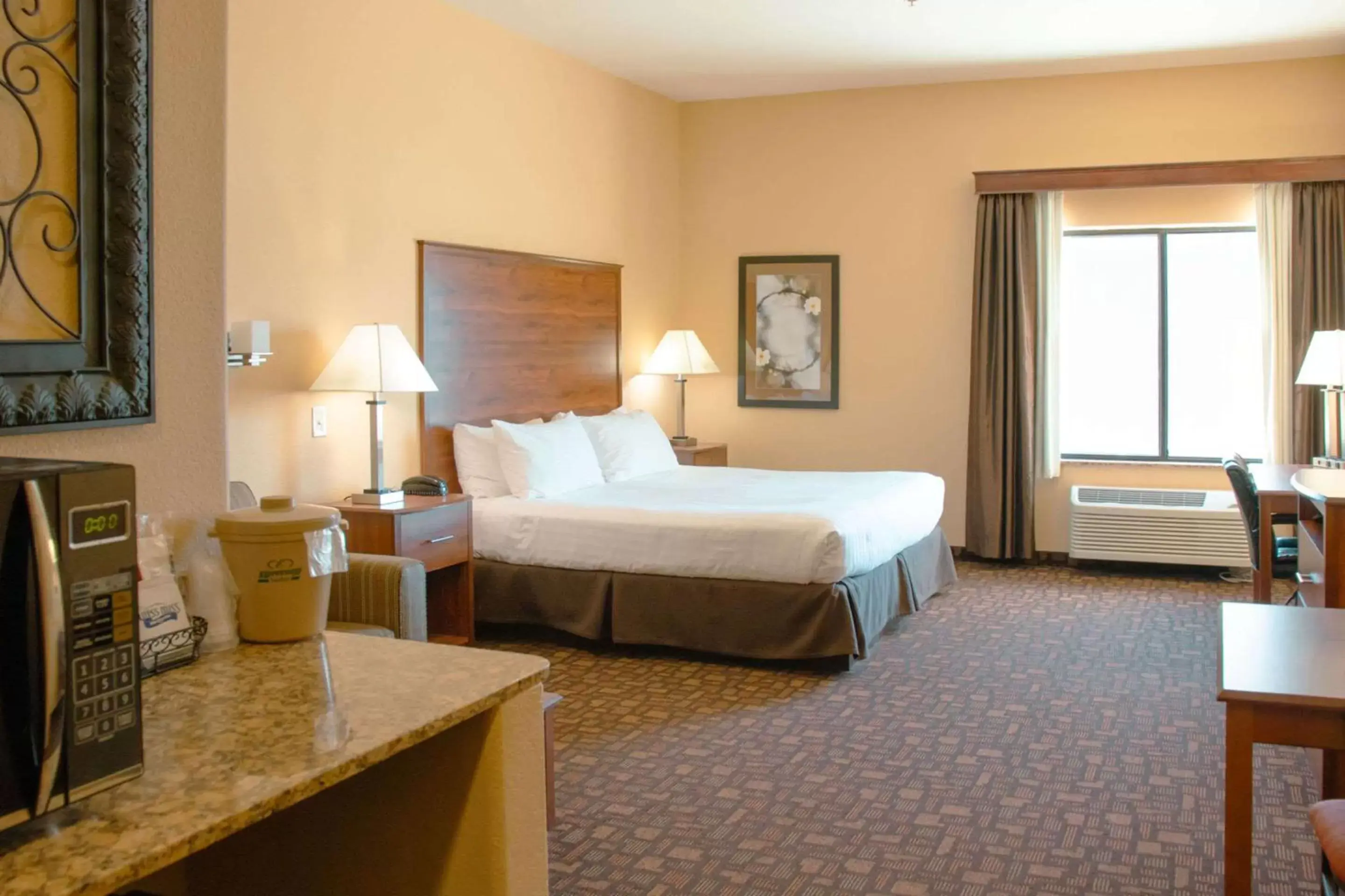 Bedroom, Bed in Expressway Suites of Grand Forks