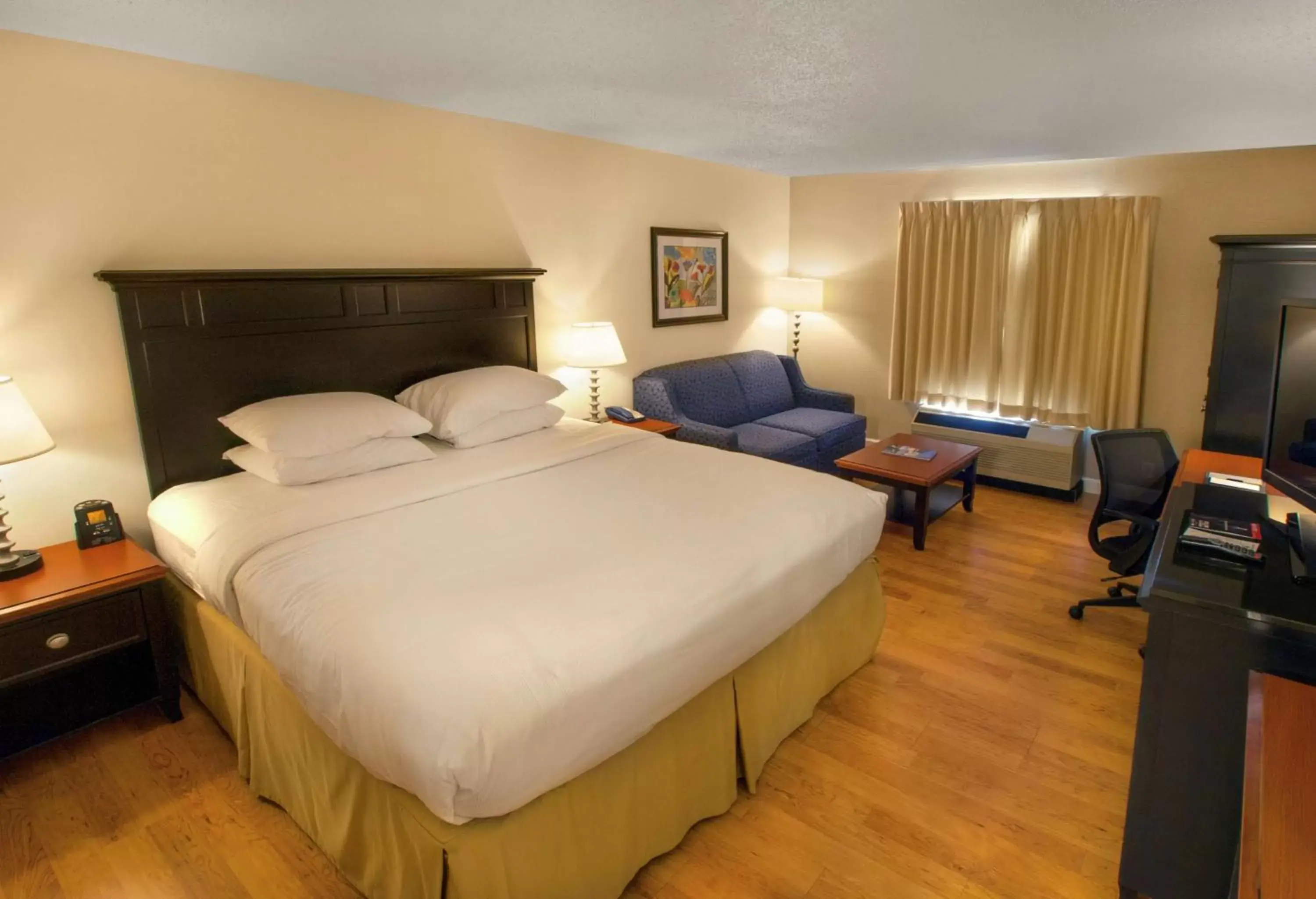 Bedroom, Bed in DoubleTree by Hilton Buffalo-Amherst