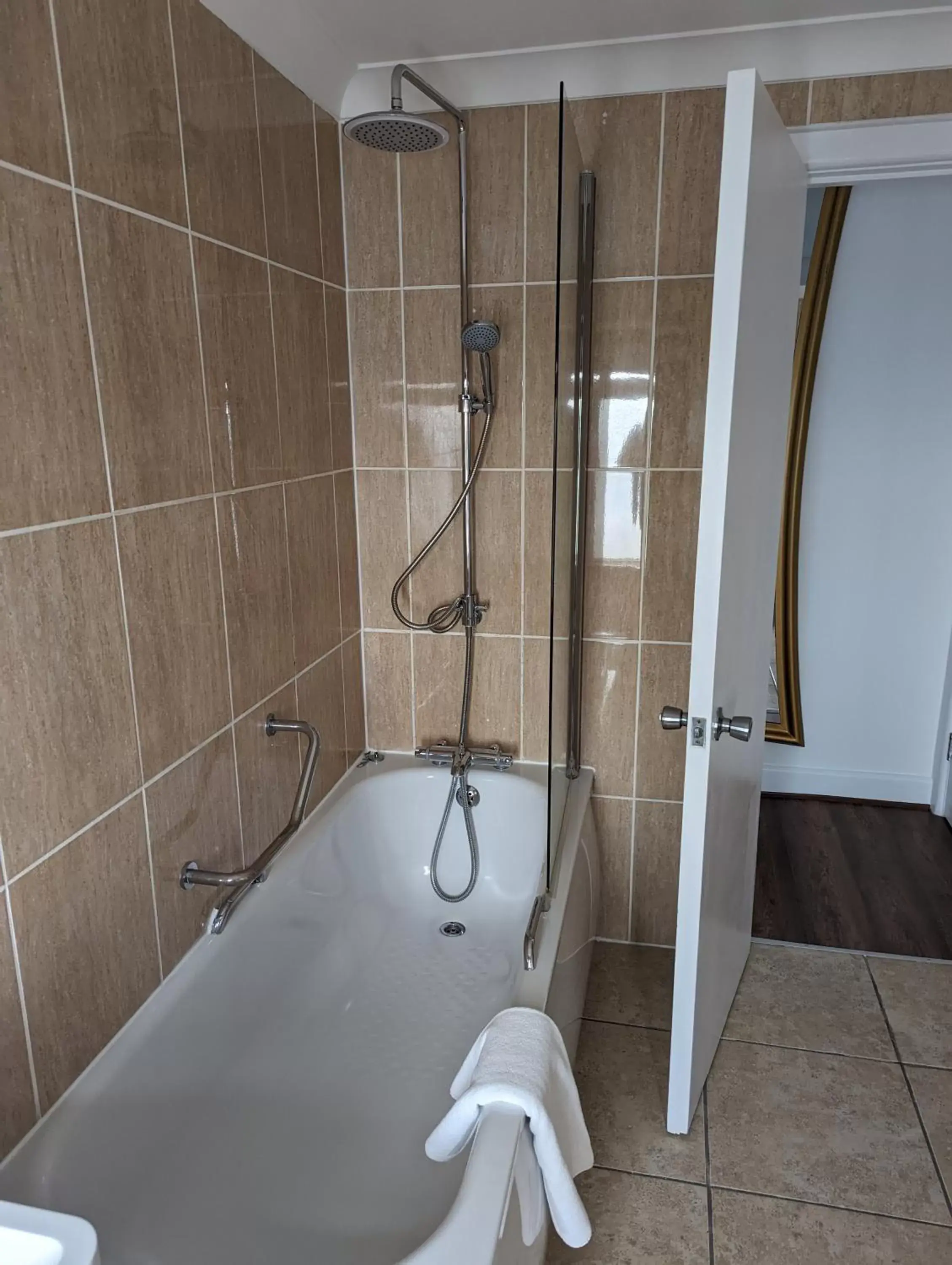 Shower, Bathroom in Cumberland Hotel - OCEANA COLLECTION