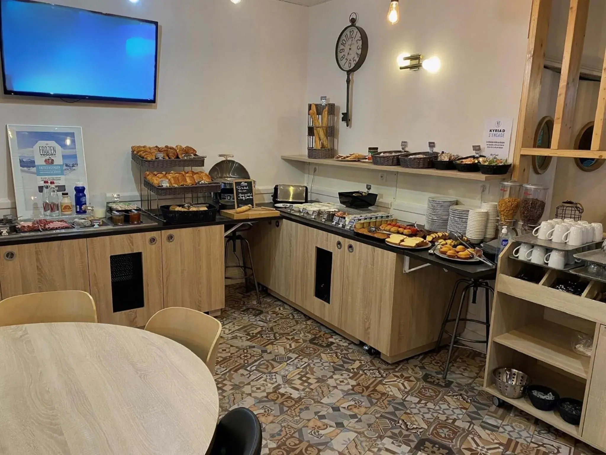 Breakfast, Kitchen/Kitchenette in Hotel Kyriad Tours St Pierre des Corps Gare