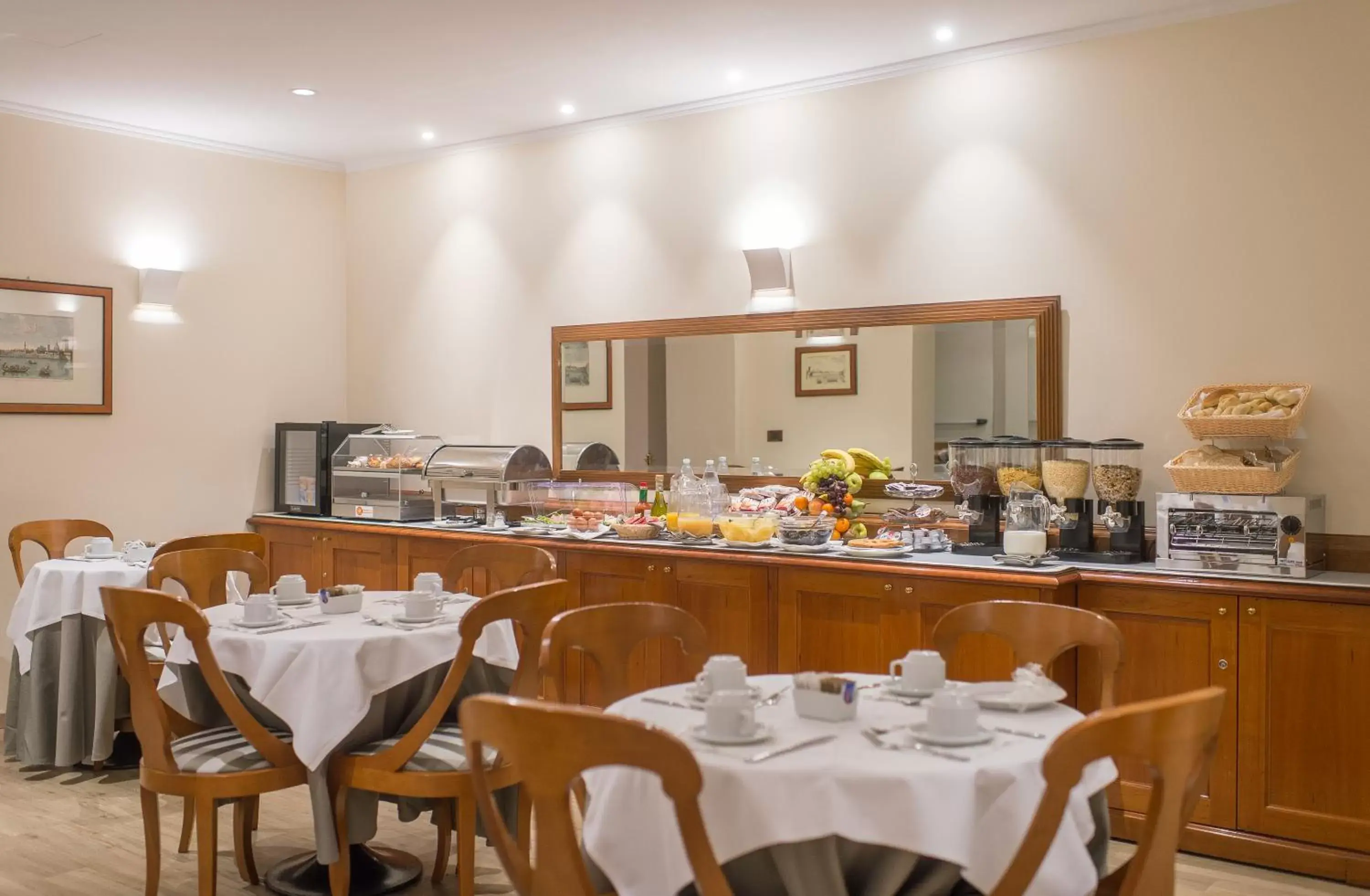 Breakfast, Restaurant/Places to Eat in Diana Park Hotel