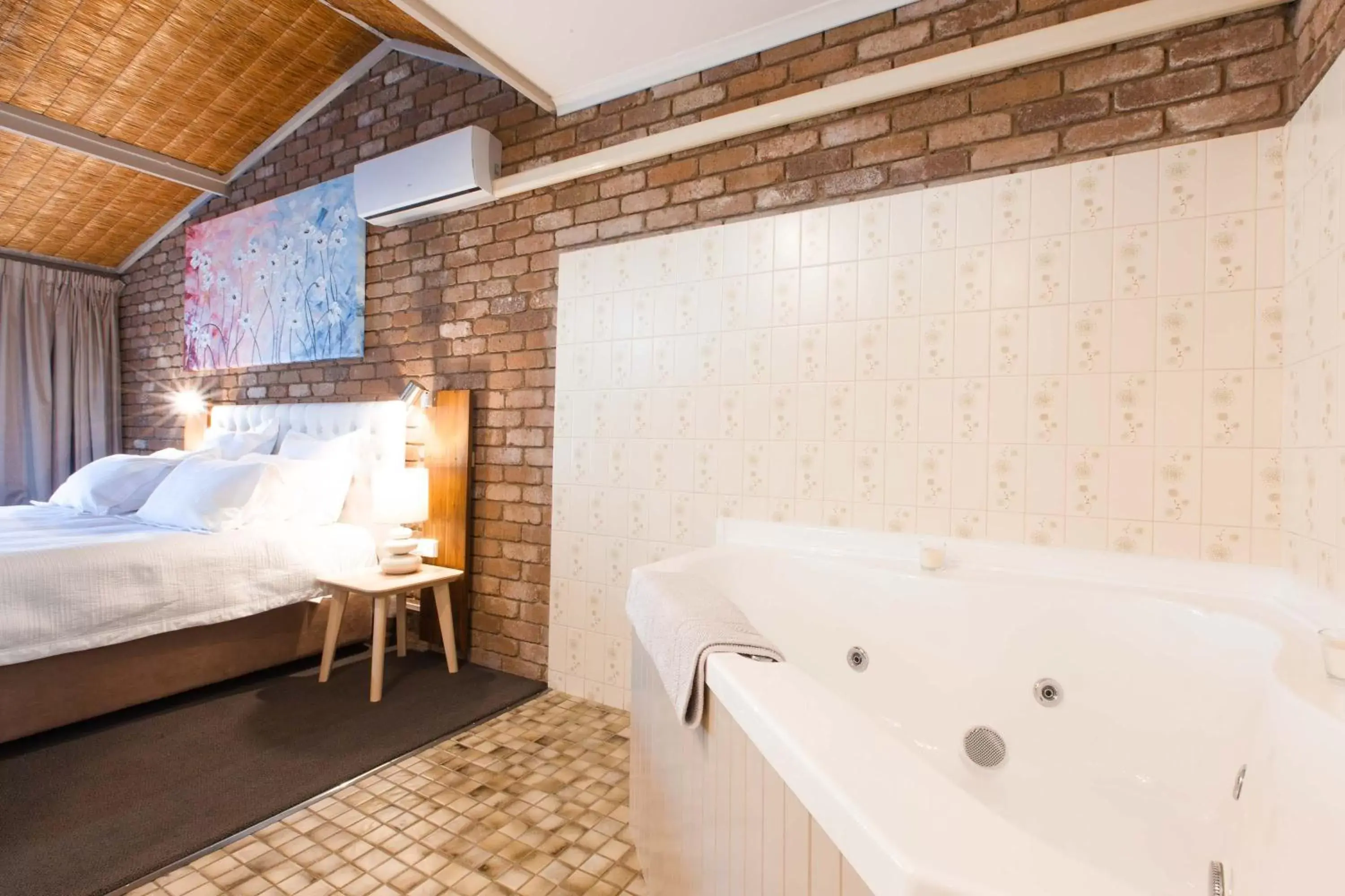 Bedroom, Bathroom in Farnham Court Motel and Restaurant