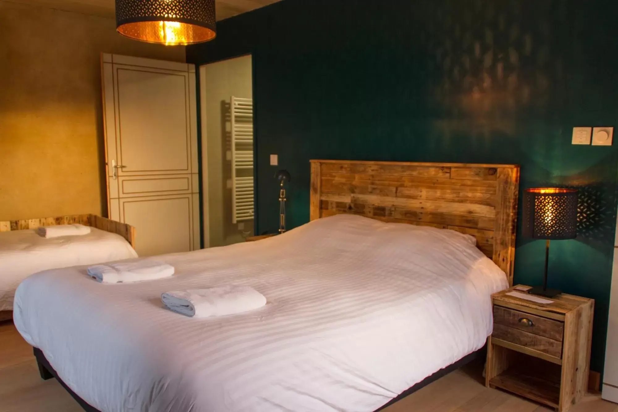 Bed in Le Puy Carmin - Chambre d'hôtes avec jacuzzi