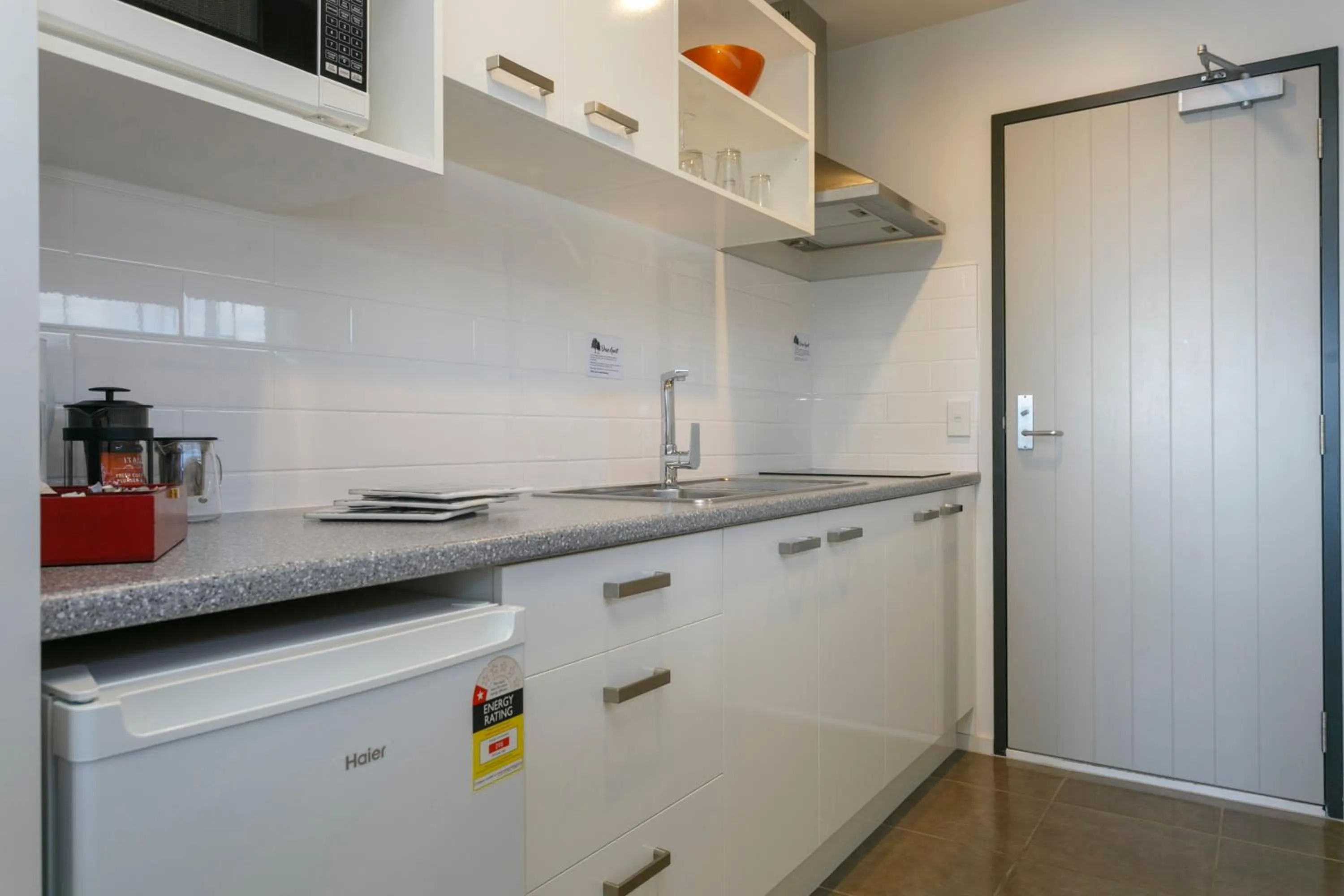 Kitchen or kitchenette in Acacia Lake View Motel