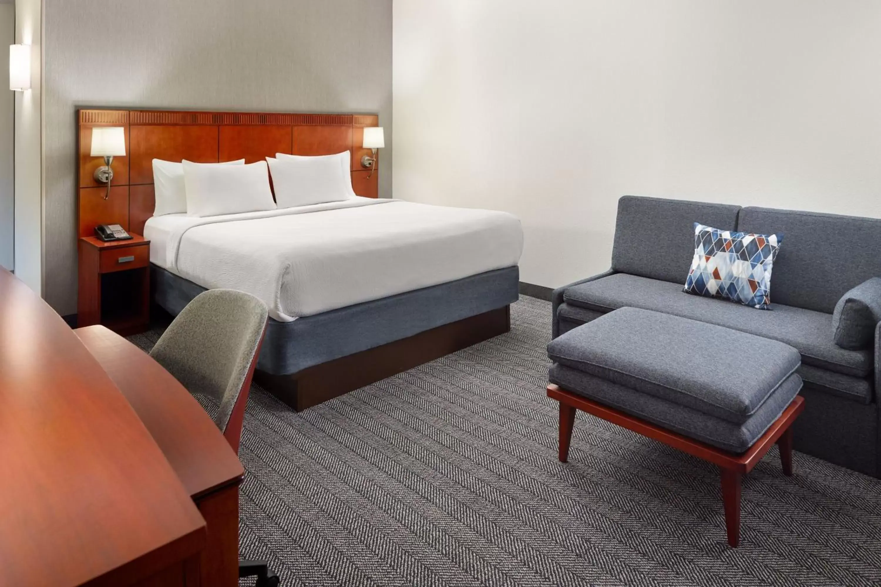 Photo of the whole room, Bed in Courtyard by Marriott Atlanta Executive Park/Emory