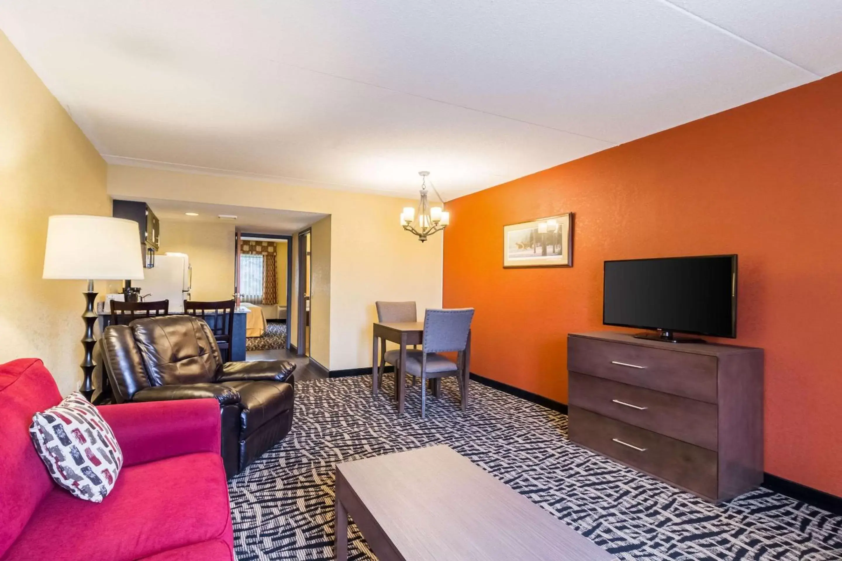 Photo of the whole room, TV/Entertainment Center in Quality Inn & Suites Mayo Clinic Area