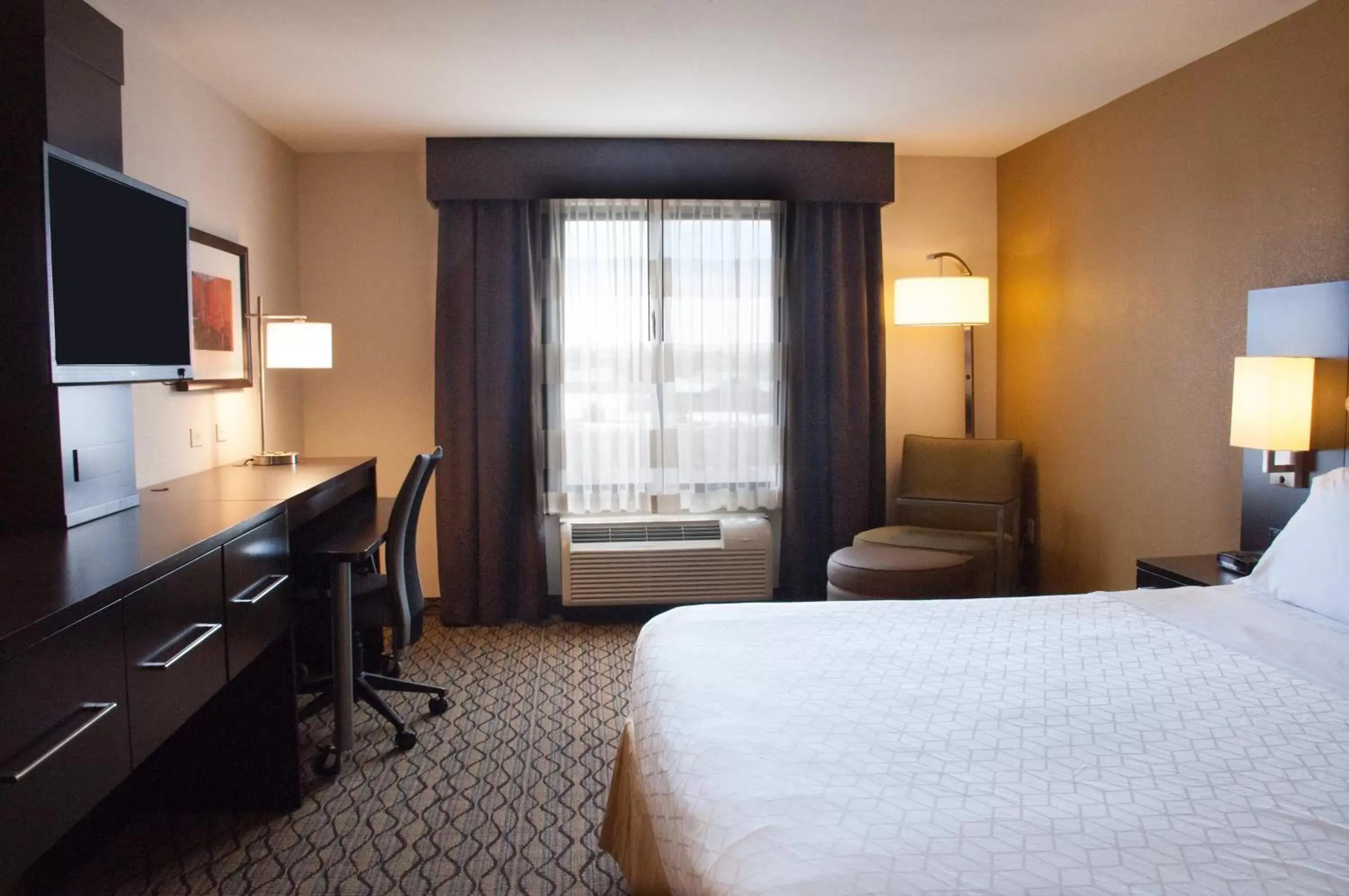 Photo of the whole room, Bed in Holiday Inn Express - Colorado Springs - First & Main, an IHG Hotel