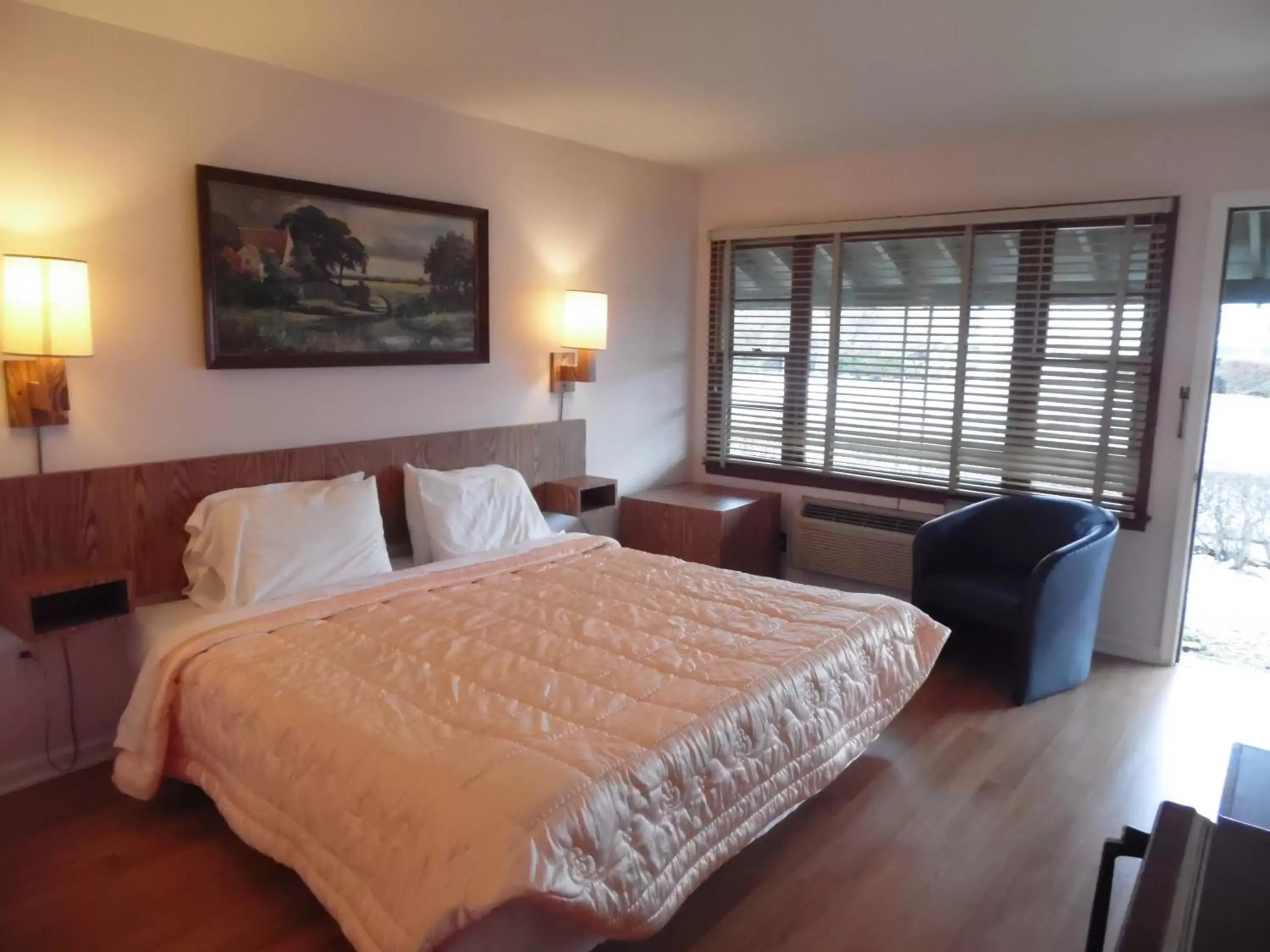 Seating area, Bed in Glenwood Inn & Conference Center