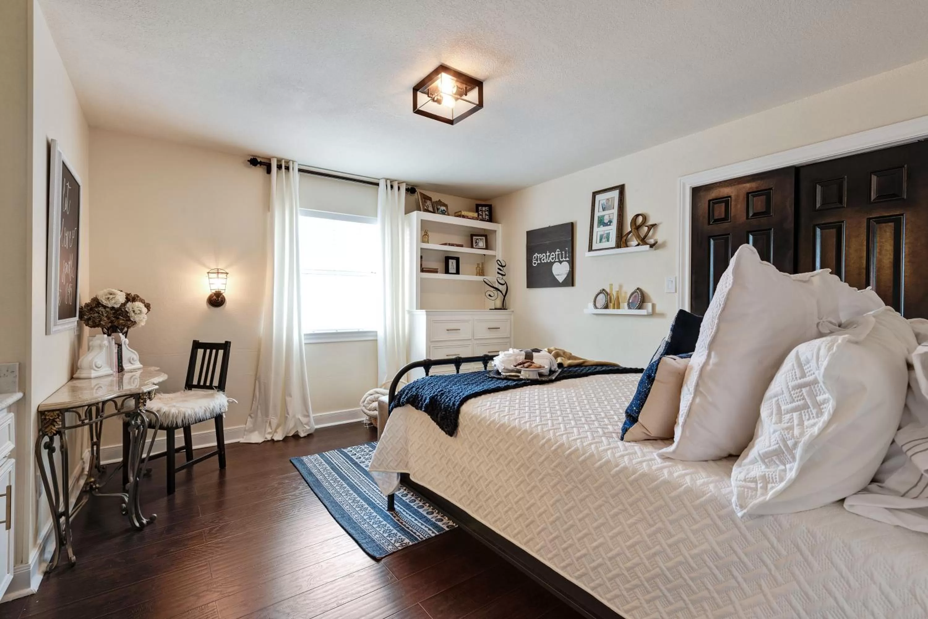 Bed in The Plantation House Boutique Inn