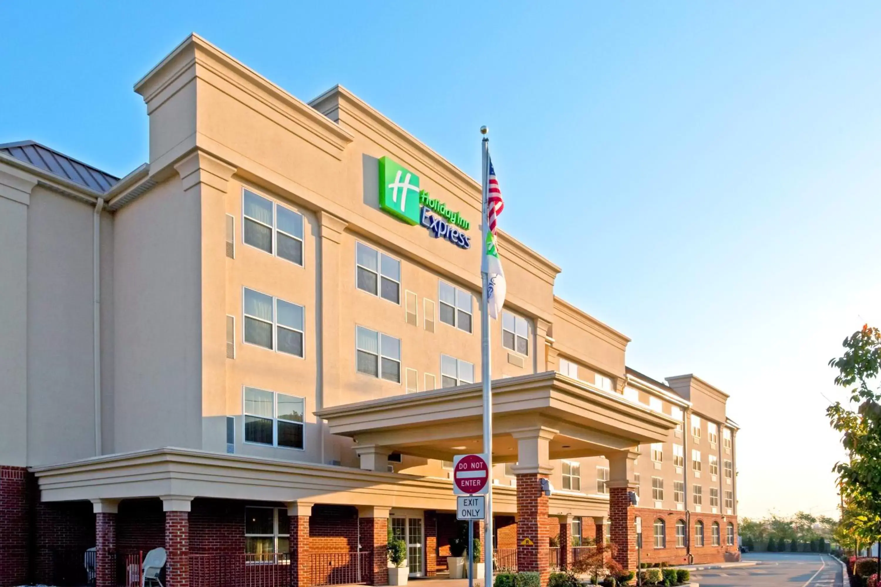 Property building in Holiday Inn Express Woodbridge by IHG Property building in Holiday Inn Express Woodbridge by IHG