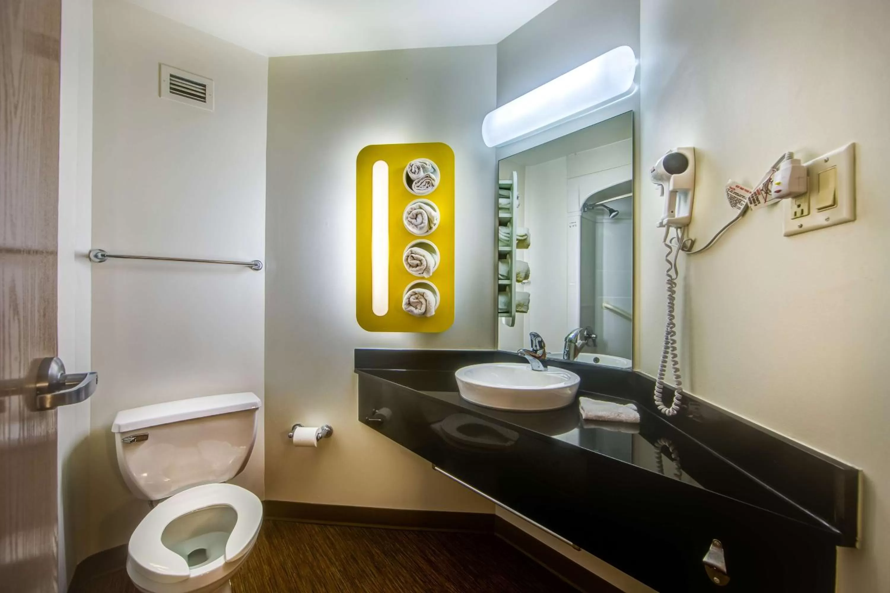 Toilet in Motel 6-Burlington, ON - Toronto West - Oakville