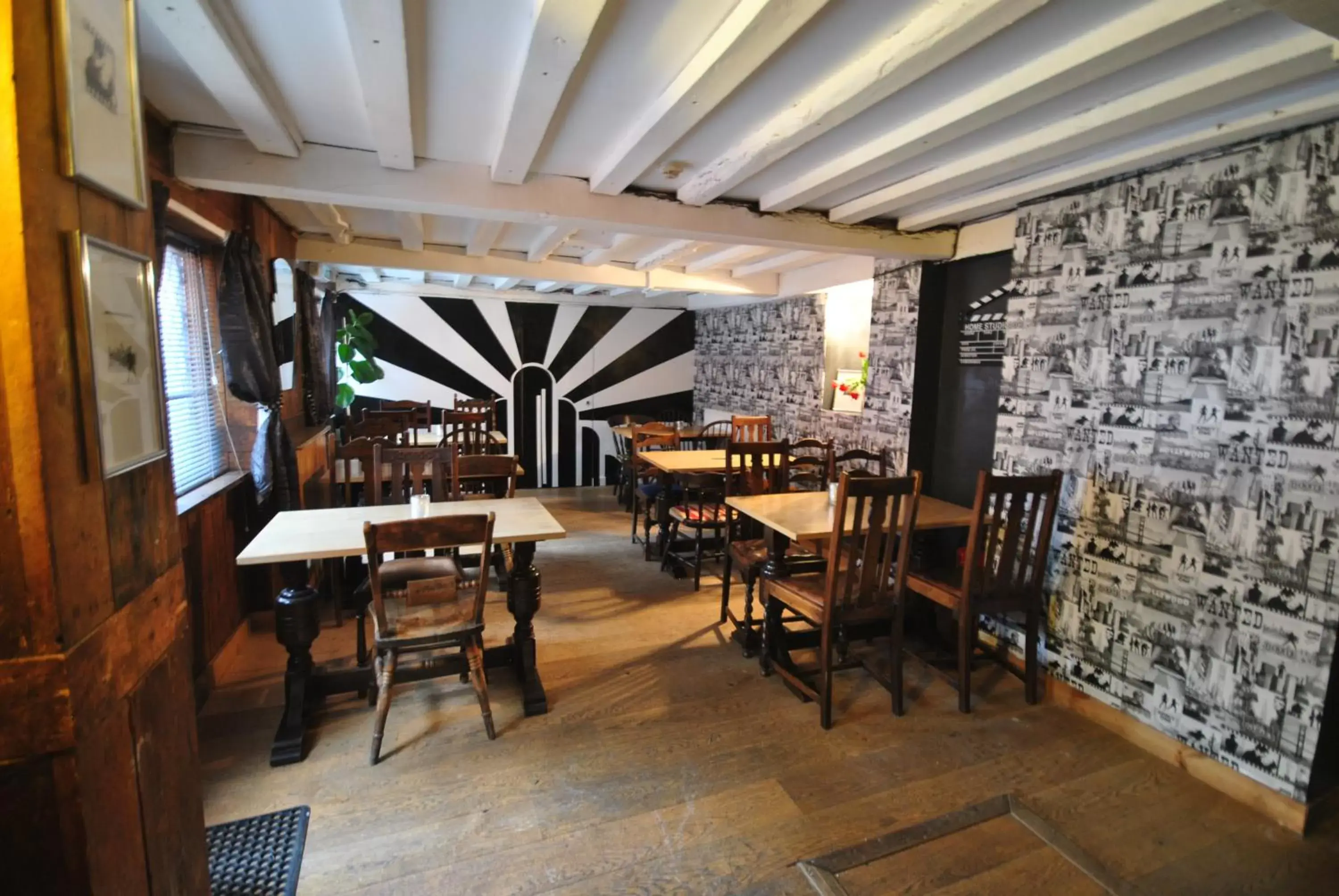 Lounge or bar, Restaurant/Places to Eat in The Longboat Inn