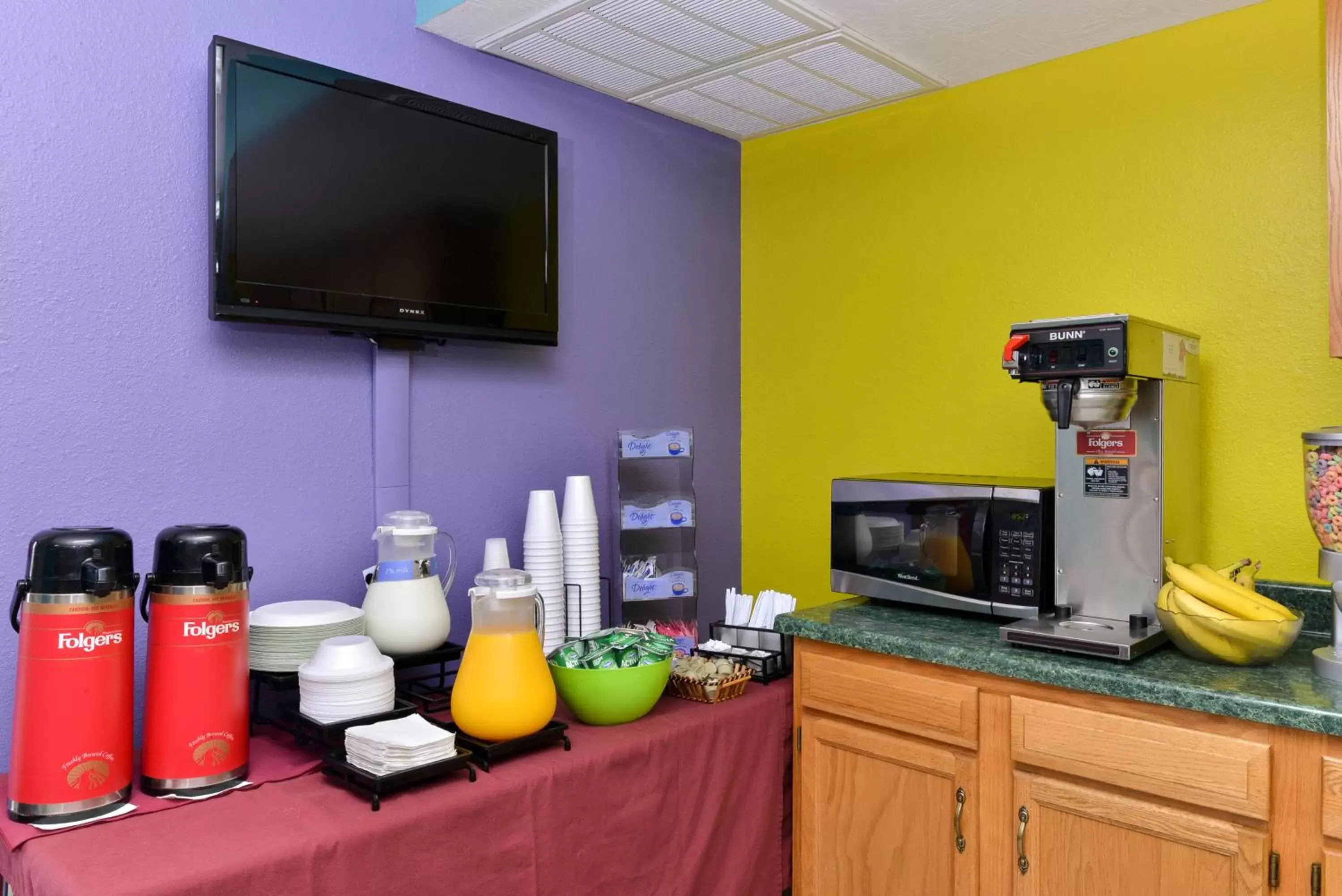 Food, TV/Entertainment Center in Americas Best Value Inn - Seymour