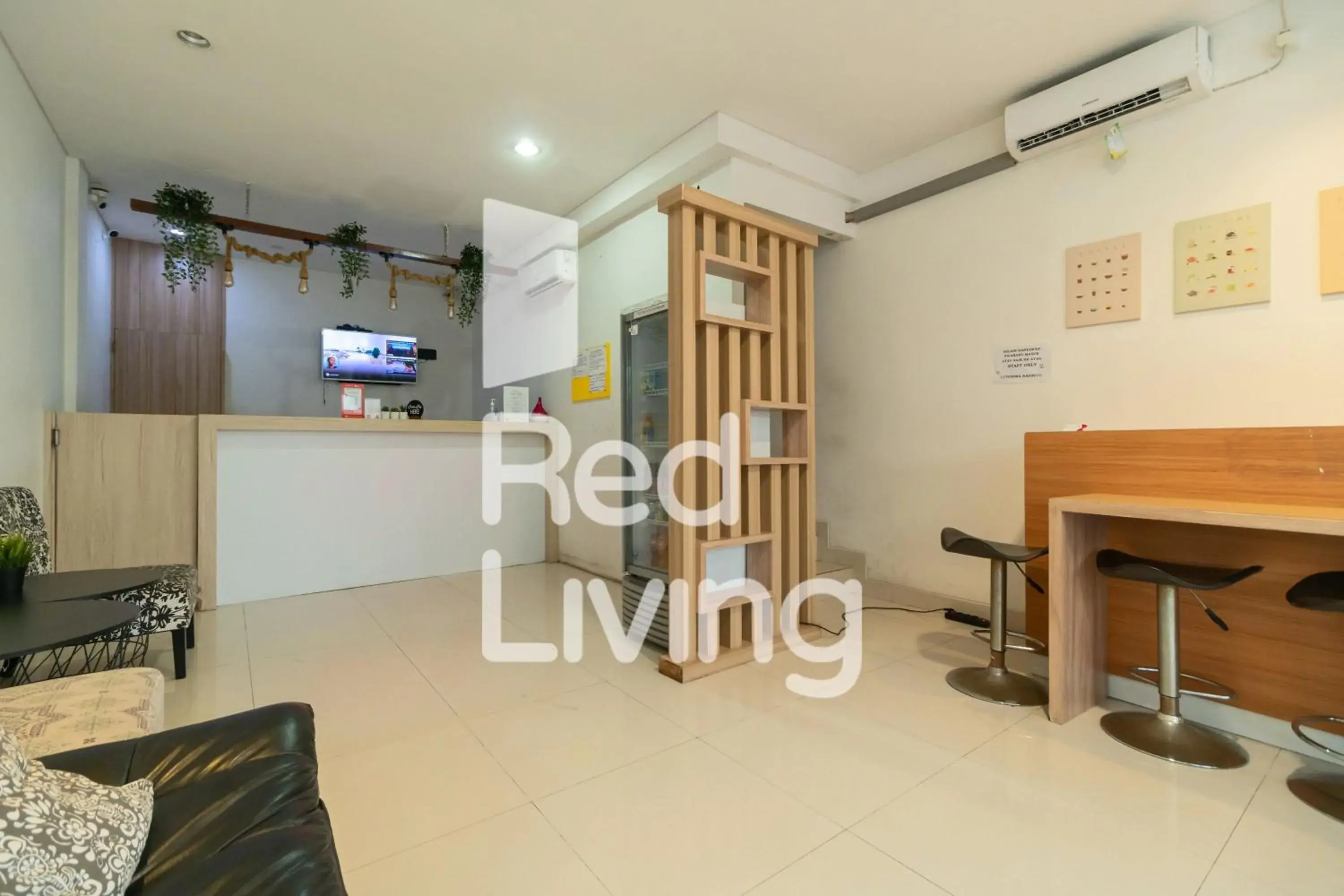 Lobby or reception, TV/Entertainment Center in RedLiving Apartemen Sentul Tower - Skyland